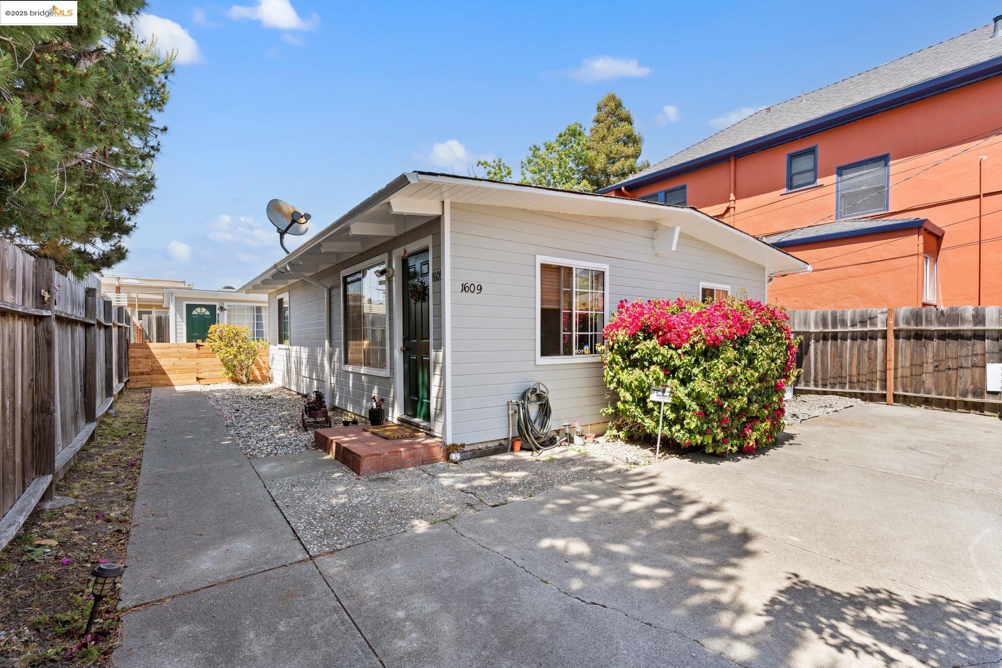 Detail Gallery Image 1 of 28 For 1611 Julia St, Berkeley,  CA 94703 - 4 Beds | 2 Baths