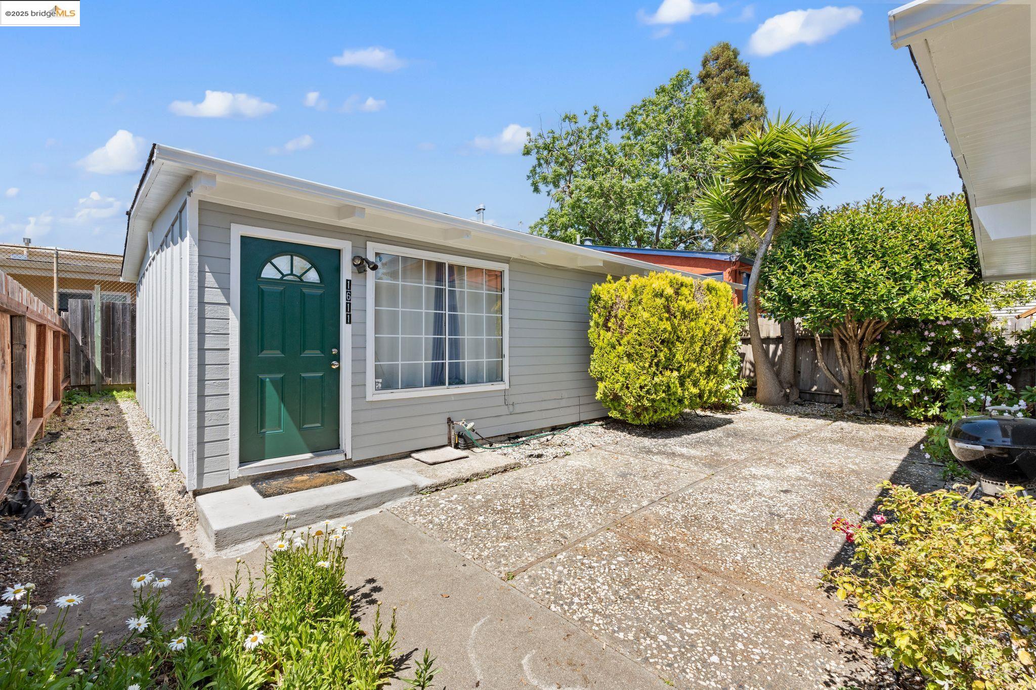 Detail Gallery Image 2 of 28 For 1611 Julia St, Berkeley,  CA 94703 - 4 Beds | 2 Baths