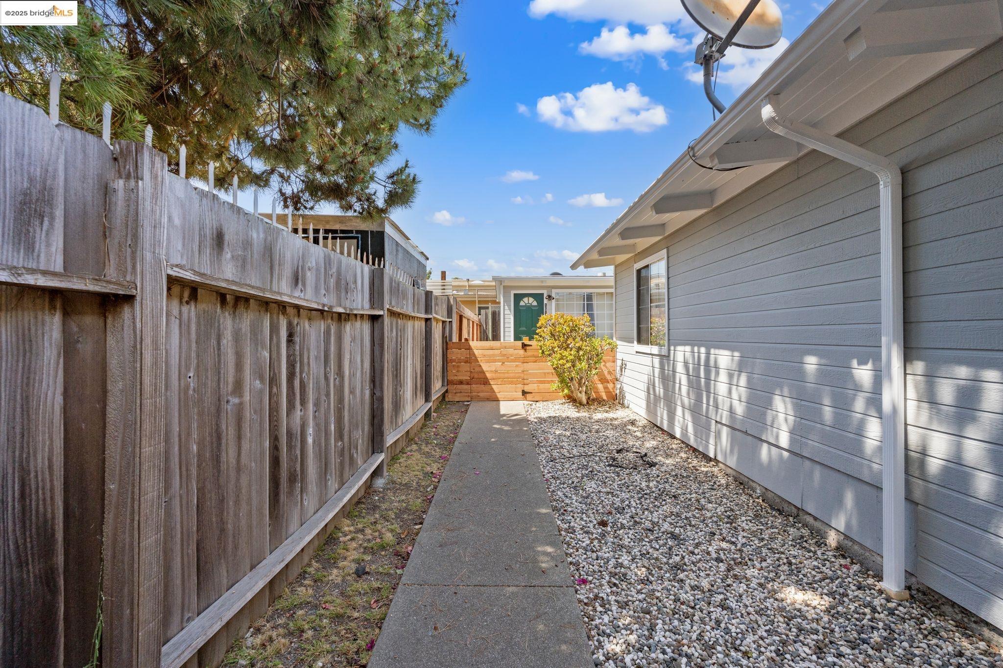Detail Gallery Image 18 of 28 For 1611 Julia St, Berkeley,  CA 94703 - 4 Beds | 2 Baths