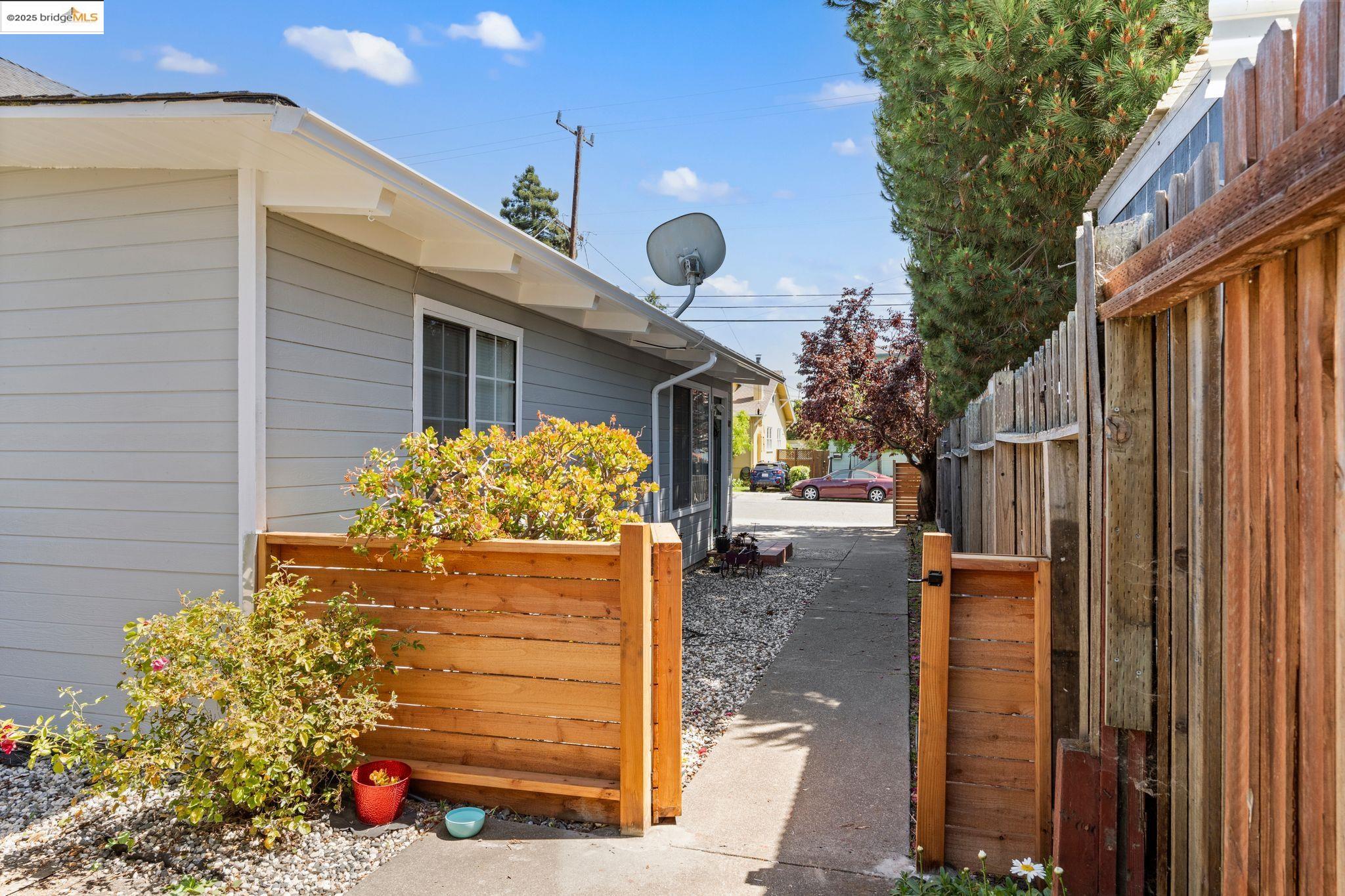 Detail Gallery Image 19 of 28 For 1611 Julia St, Berkeley,  CA 94703 - 4 Beds | 2 Baths