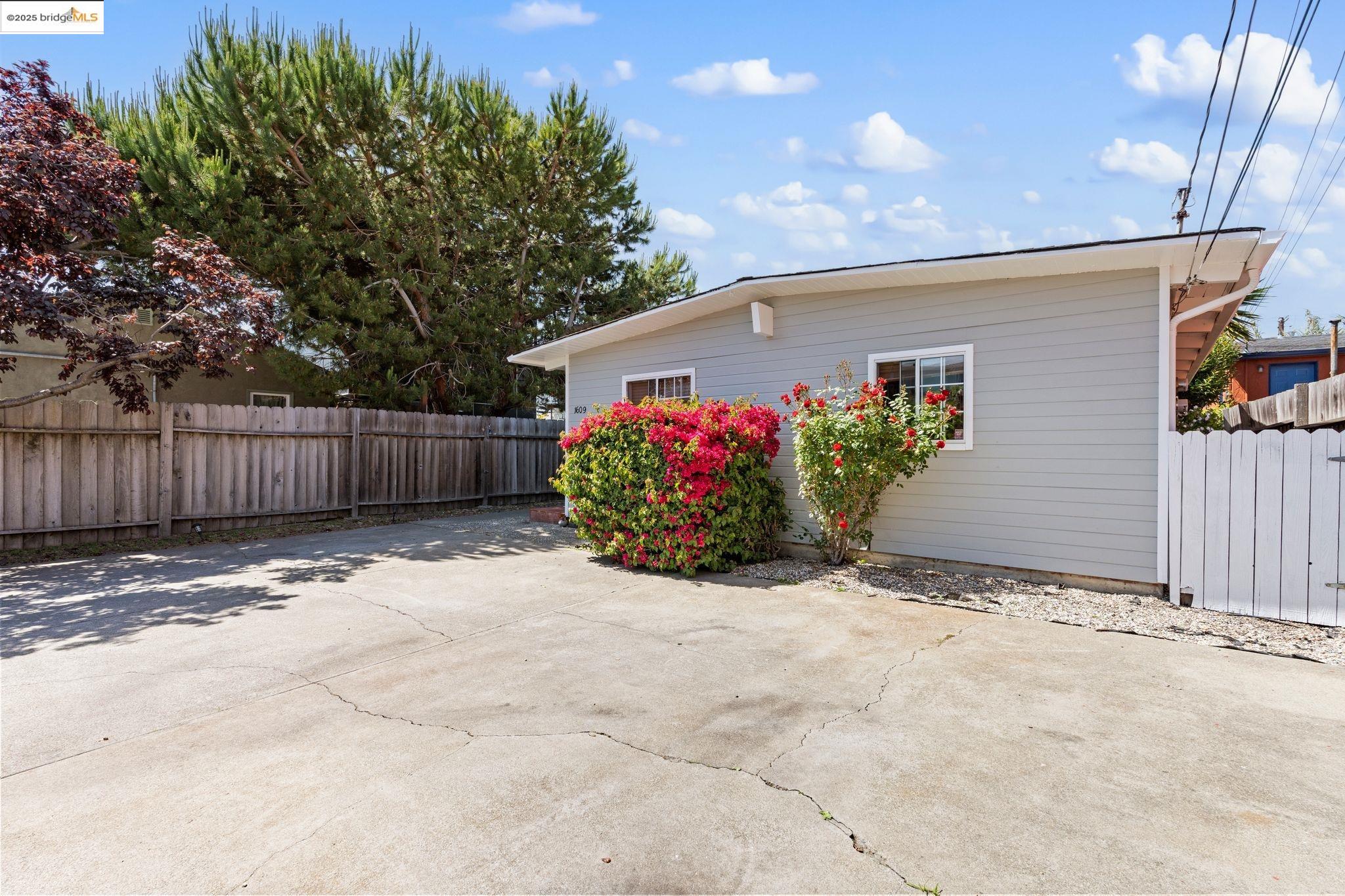 Detail Gallery Image 4 of 28 For 1611 Julia St, Berkeley,  CA 94703 - 4 Beds | 2 Baths