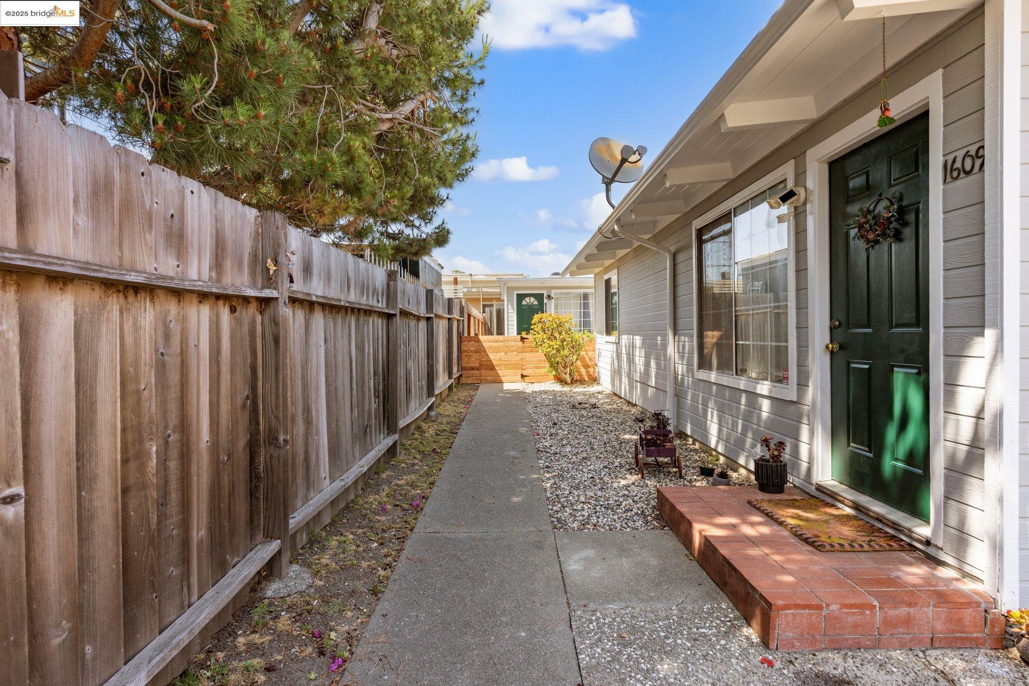 Detail Gallery Image 6 of 28 For 1611 Julia St, Berkeley,  CA 94703 - 4 Beds | 2 Baths