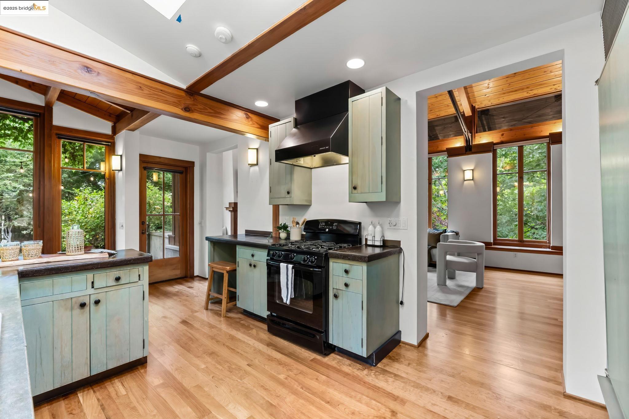Detail Gallery Image 19 of 52 For 105 Vicente Rd, Berkeley,  CA 94705 - 3 Beds | 3/1 Baths