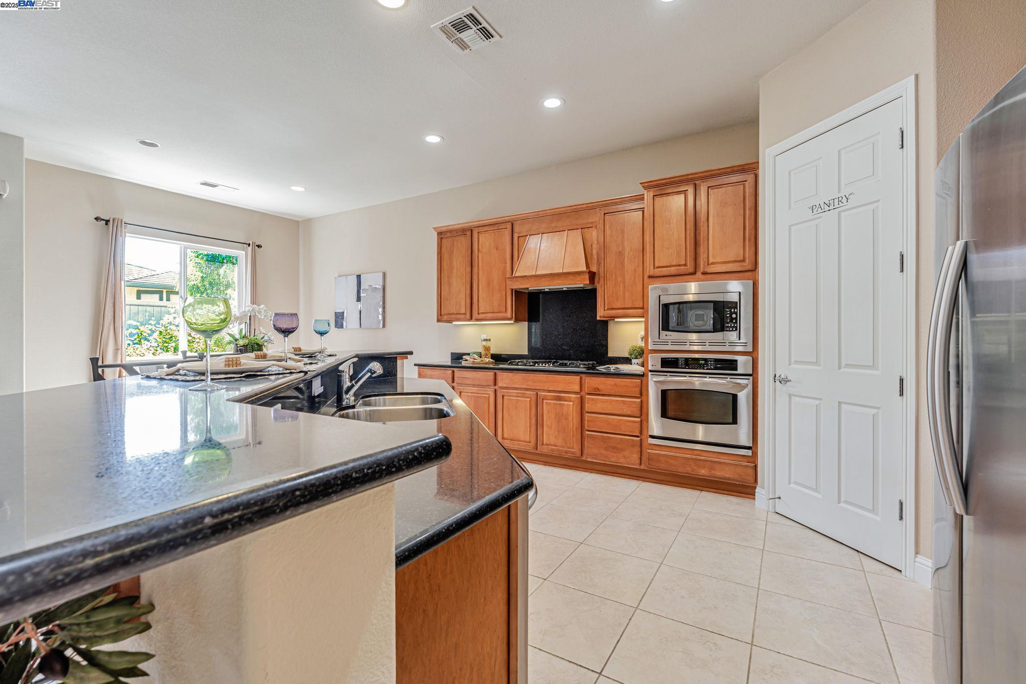 Detail Gallery Image 13 of 60 For 2453 Gardenstone Pl, Manteca,  CA 95336 - 2 Beds | 2/1 Baths
