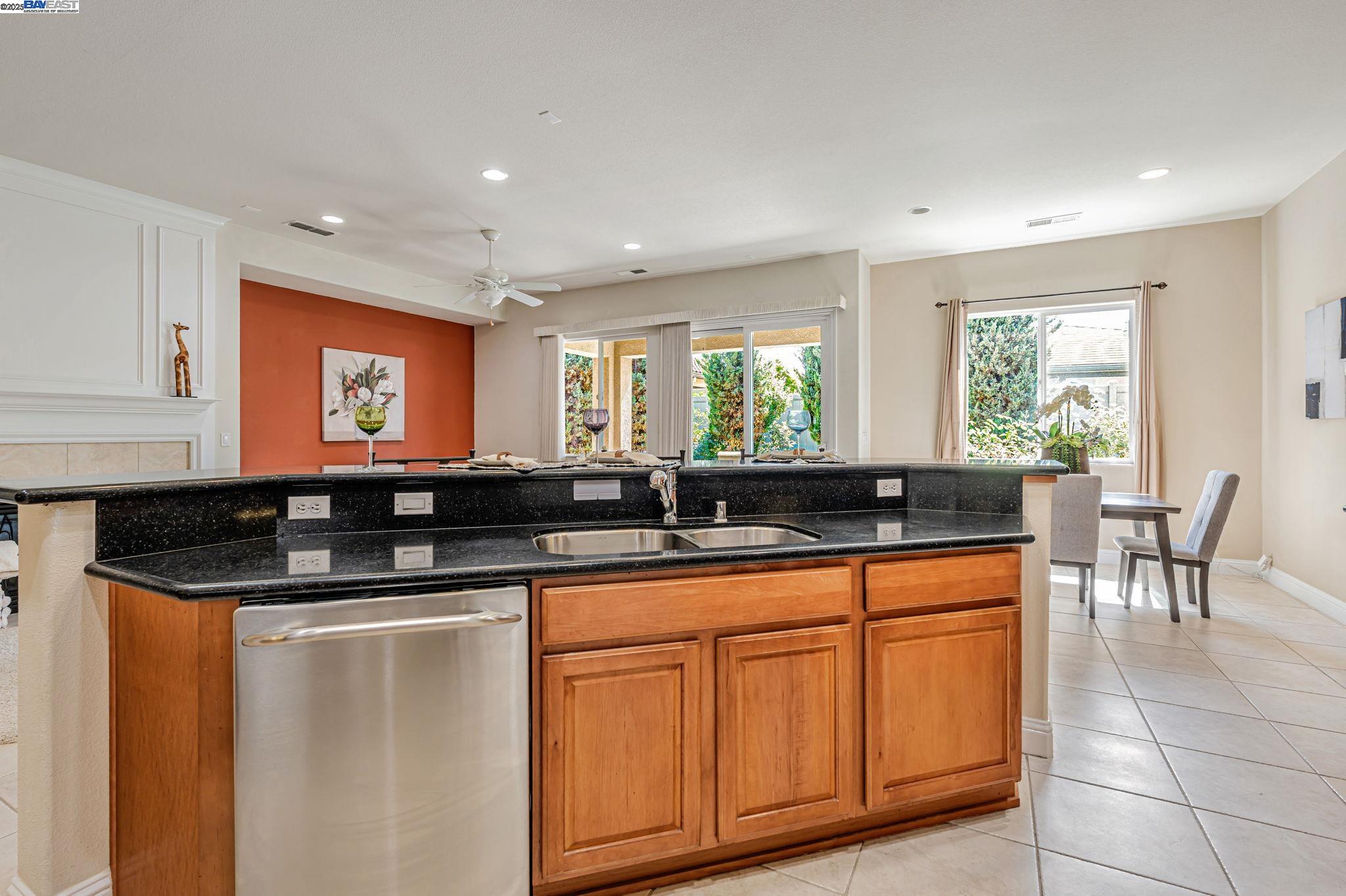 Detail Gallery Image 14 of 60 For 2453 Gardenstone Pl, Manteca,  CA 95336 - 2 Beds | 2/1 Baths