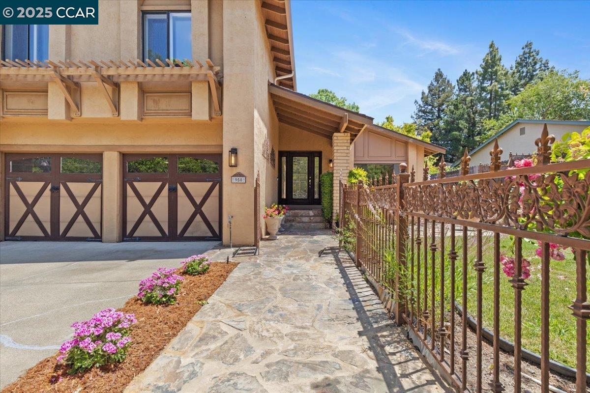 Detail Gallery Image 2 of 26 For 950 Morello Ave, Martinez,  CA 94553 - 4 Beds | 3/1 Baths