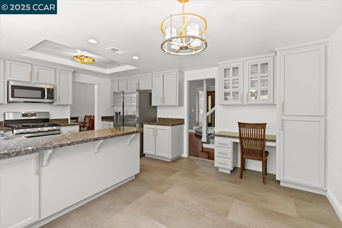Detail Gallery Image 6 of 26 For 950 Morello Ave, Martinez,  CA 94553 - 4 Beds | 3/1 Baths