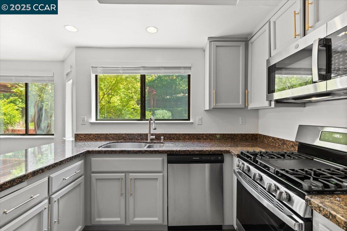 Detail Gallery Image 7 of 26 For 950 Morello Ave, Martinez,  CA 94553 - 4 Beds | 3/1 Baths