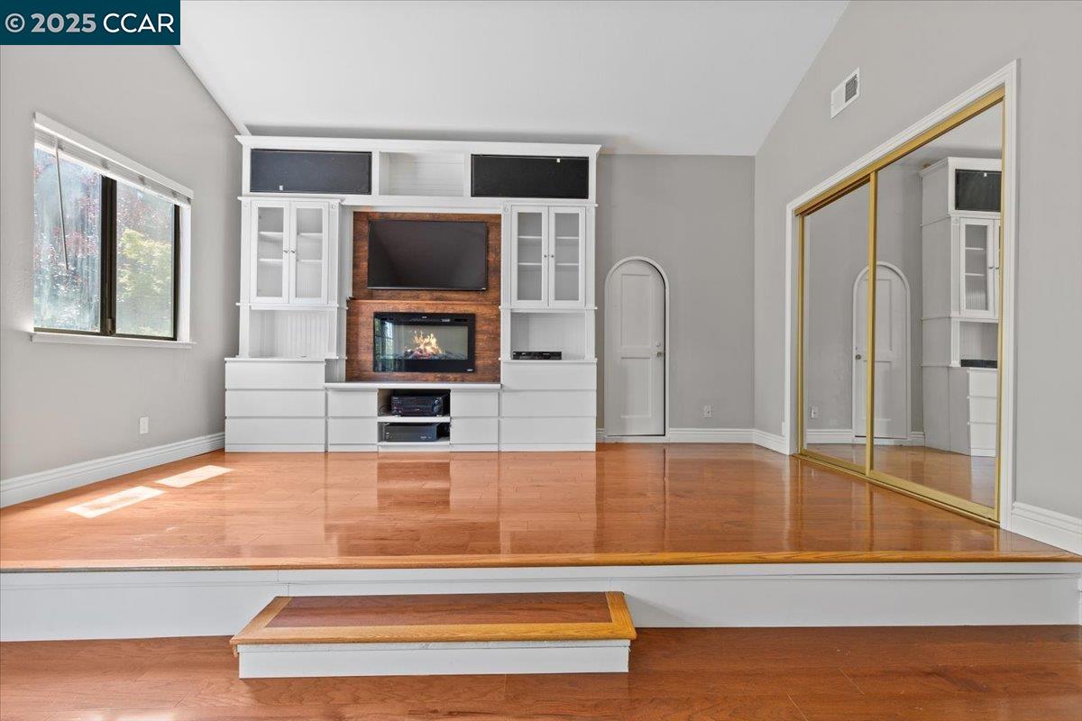 Detail Gallery Image 10 of 26 For 950 Morello Ave, Martinez,  CA 94553 - 4 Beds | 3/1 Baths