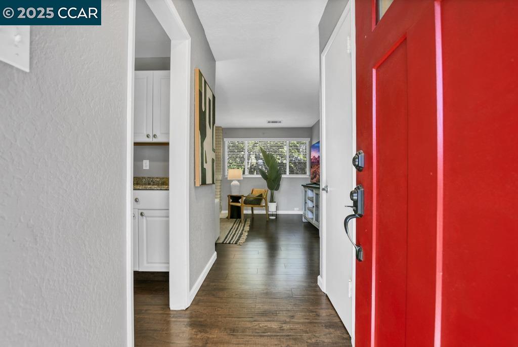 Detail Gallery Image 3 of 24 For 3117 Meadowbrook Dr, Concord,  CA 94519 - 3 Beds | 2 Baths