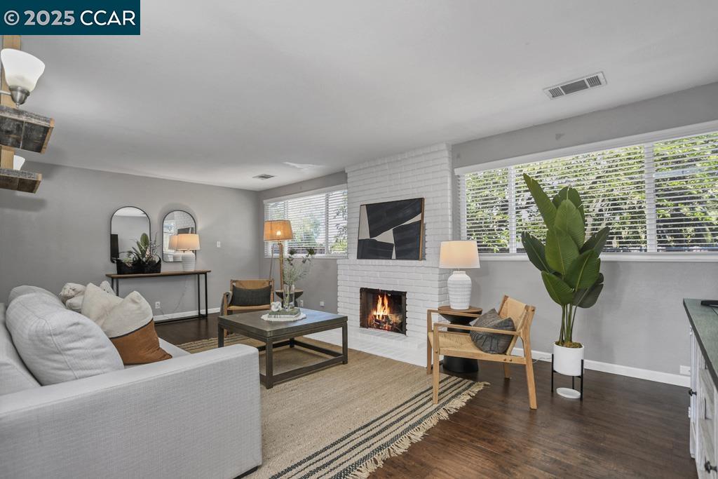 Detail Gallery Image 5 of 24 For 3117 Meadowbrook Dr, Concord,  CA 94519 - 3 Beds | 2 Baths