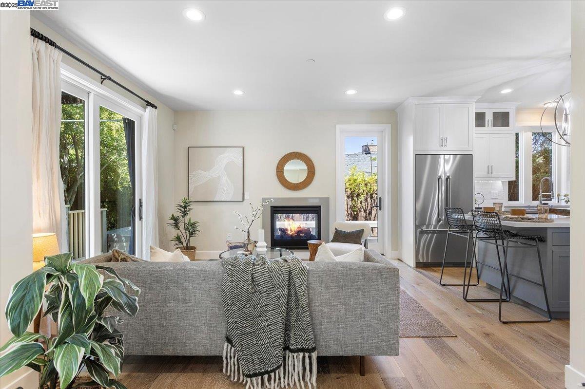 Detail Gallery Image 10 of 46 For 1002 Middle Ave, Menlo Park,  CA 94025 - 3 Beds | 2/1 Baths
