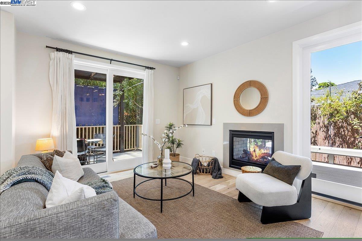 Detail Gallery Image 11 of 46 For 1002 Middle Ave, Menlo Park,  CA 94025 - 3 Beds | 2/1 Baths