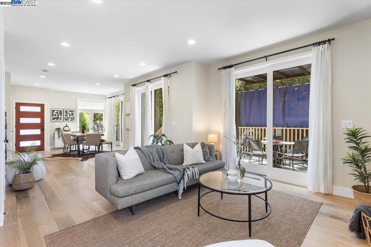 Detail Gallery Image 13 of 46 For 1002 Middle Ave, Menlo Park,  CA 94025 - 3 Beds | 2/1 Baths