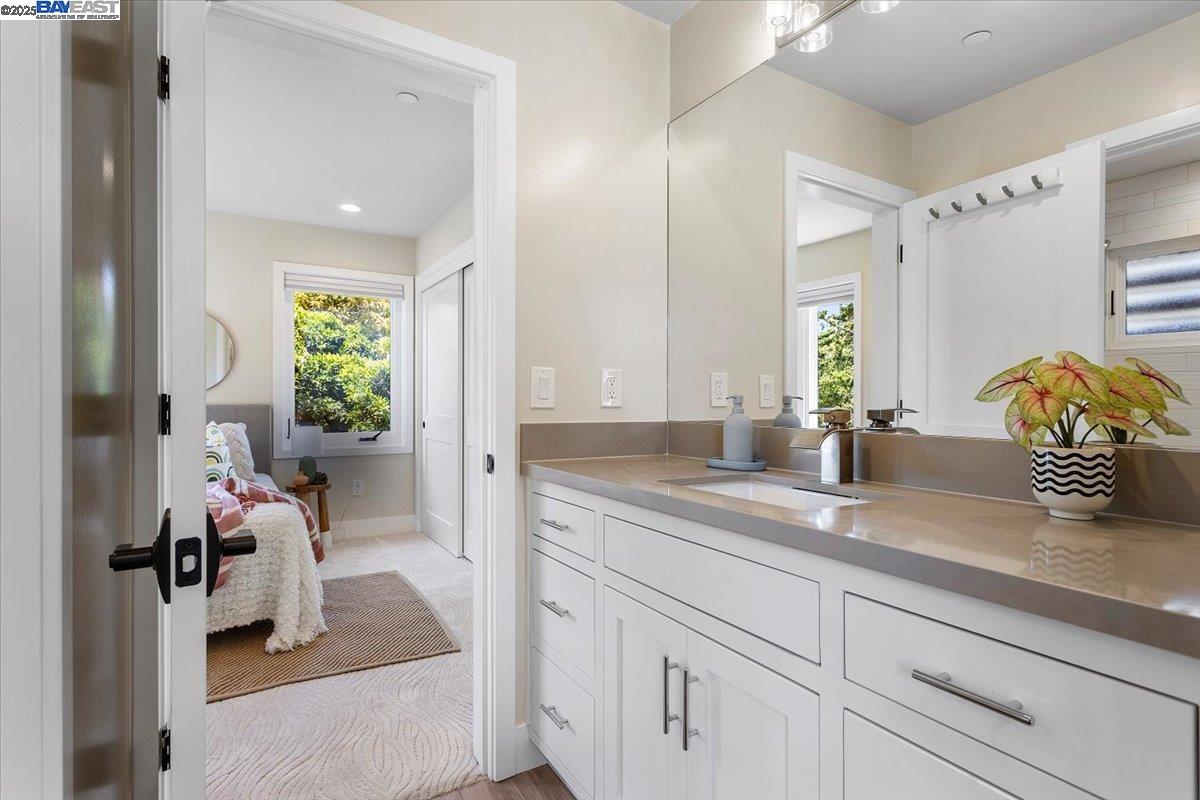Detail Gallery Image 24 of 46 For 1002 Middle Ave, Menlo Park,  CA 94025 - 3 Beds | 2/1 Baths