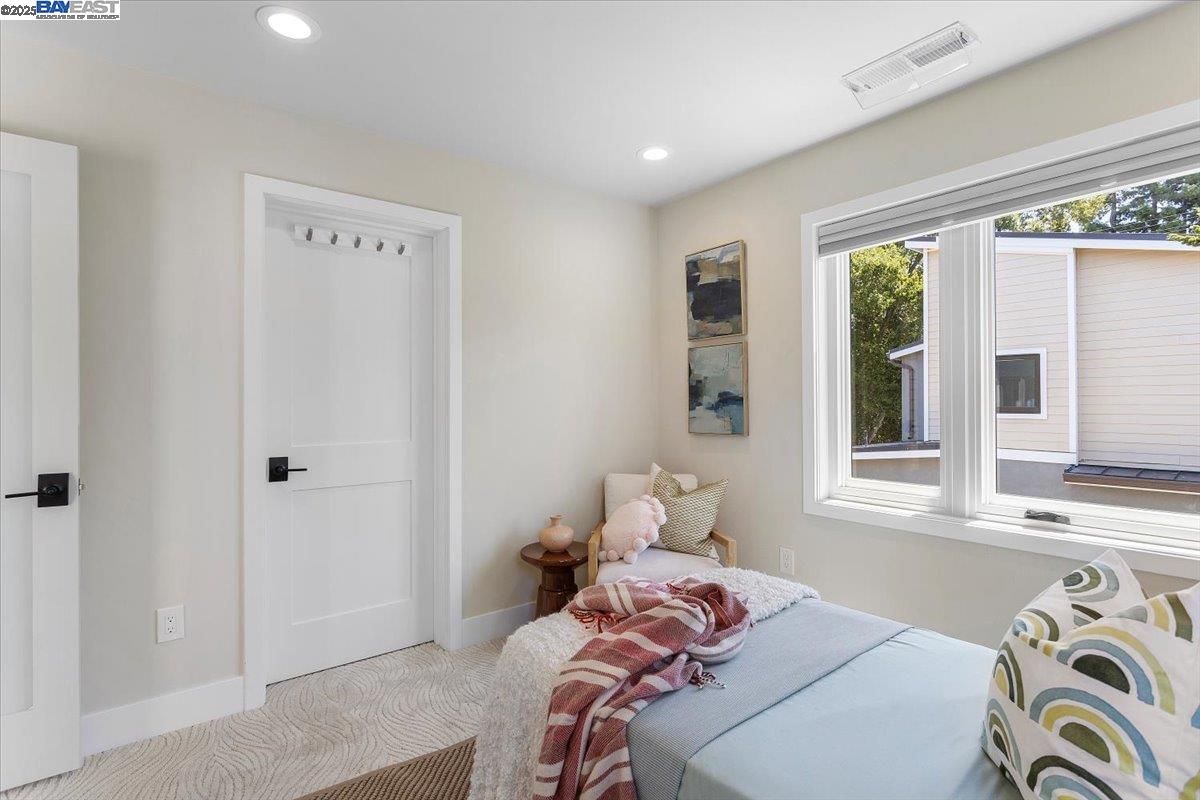 Detail Gallery Image 27 of 46 For 1002 Middle Ave, Menlo Park,  CA 94025 - 3 Beds | 2/1 Baths