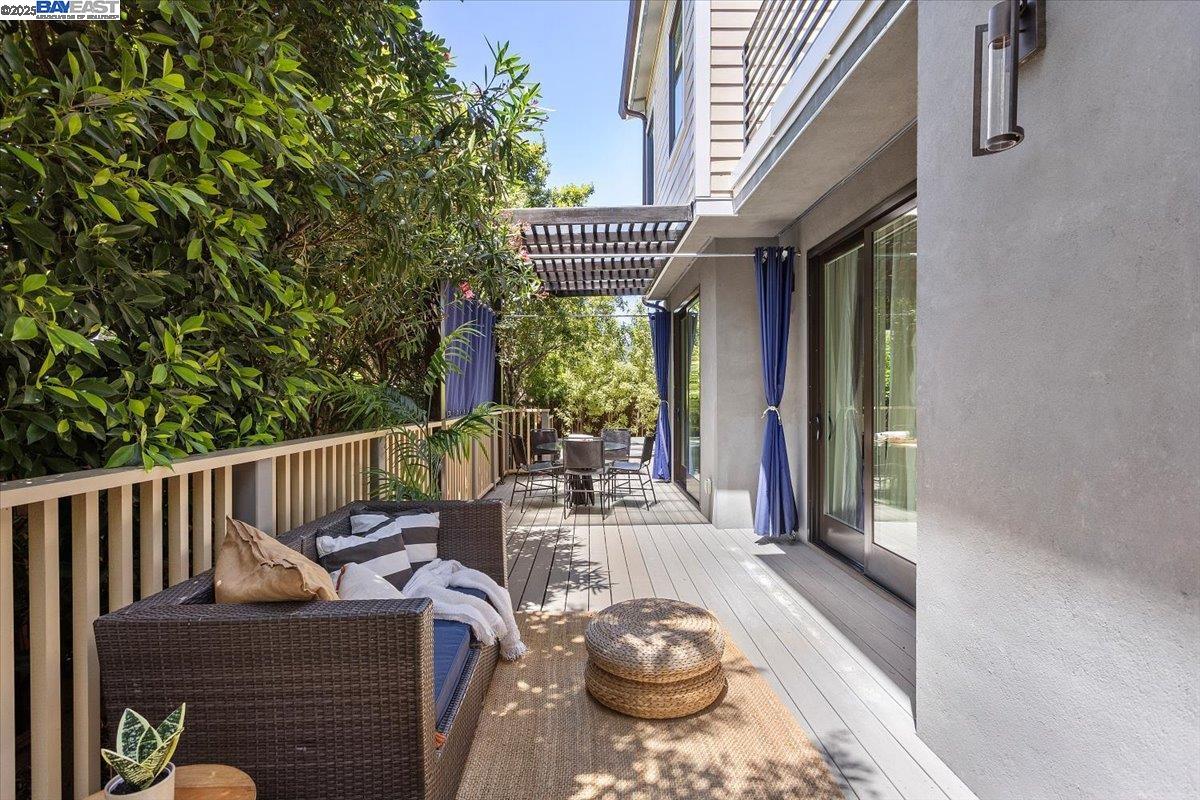 Detail Gallery Image 35 of 46 For 1002 Middle Ave, Menlo Park,  CA 94025 - 3 Beds | 2/1 Baths