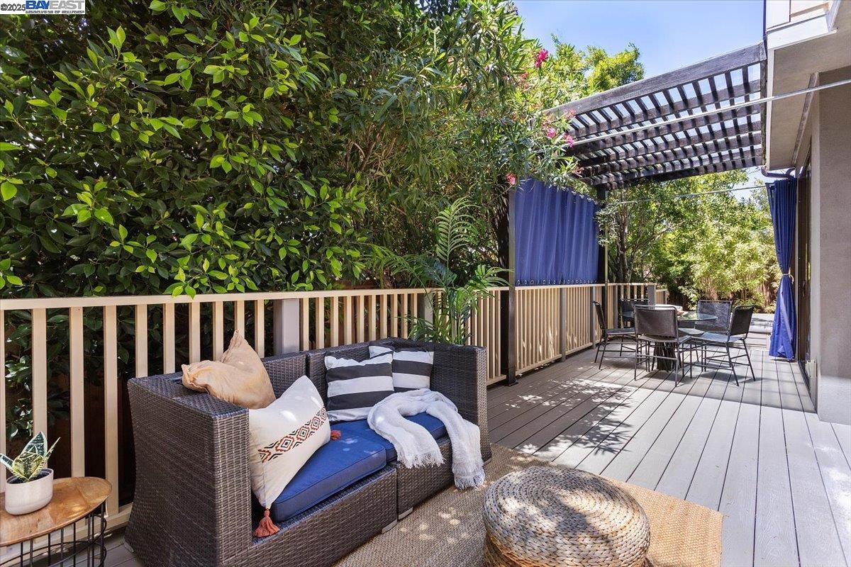 Detail Gallery Image 36 of 46 For 1002 Middle Ave, Menlo Park,  CA 94025 - 3 Beds | 2/1 Baths