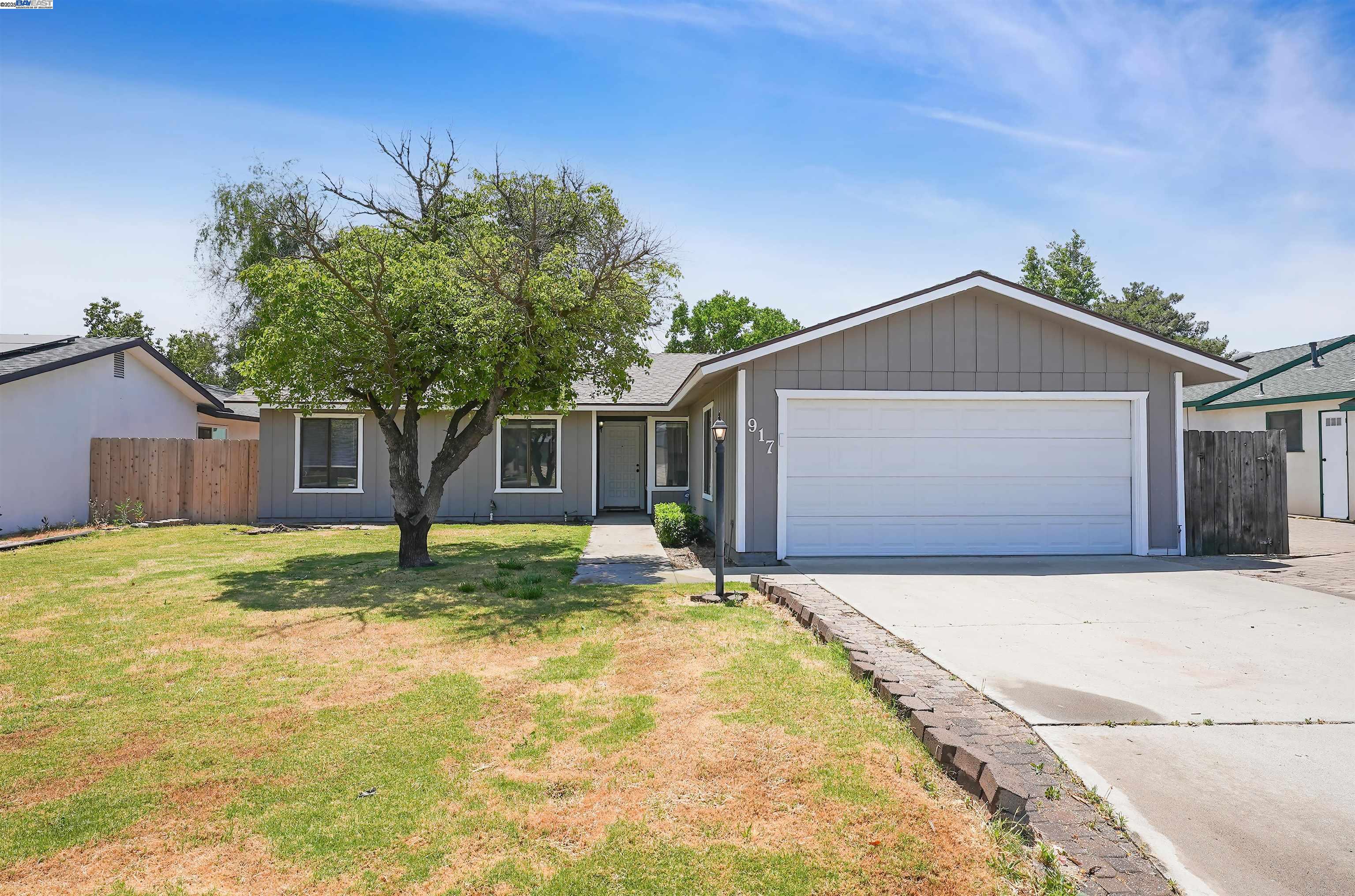 Detail Gallery Image 1 of 1 For 917 Moffat Dr, Hanford,  CA 93230 - 3 Beds | 2 Baths