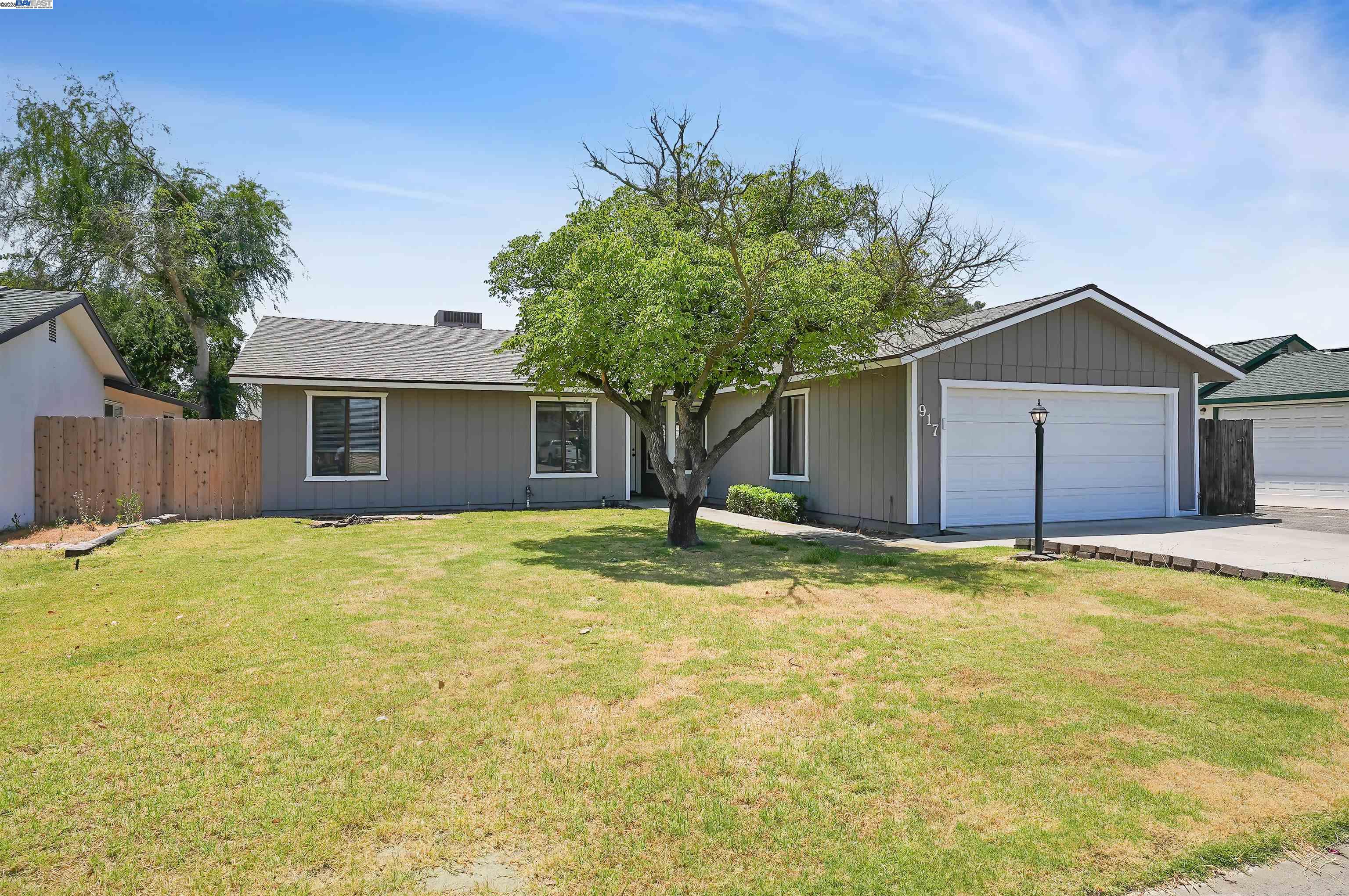 Detail Gallery Image 2 of 32 For 917 Moffat Dr, Hanford,  CA 93230 - 3 Beds | 2 Baths