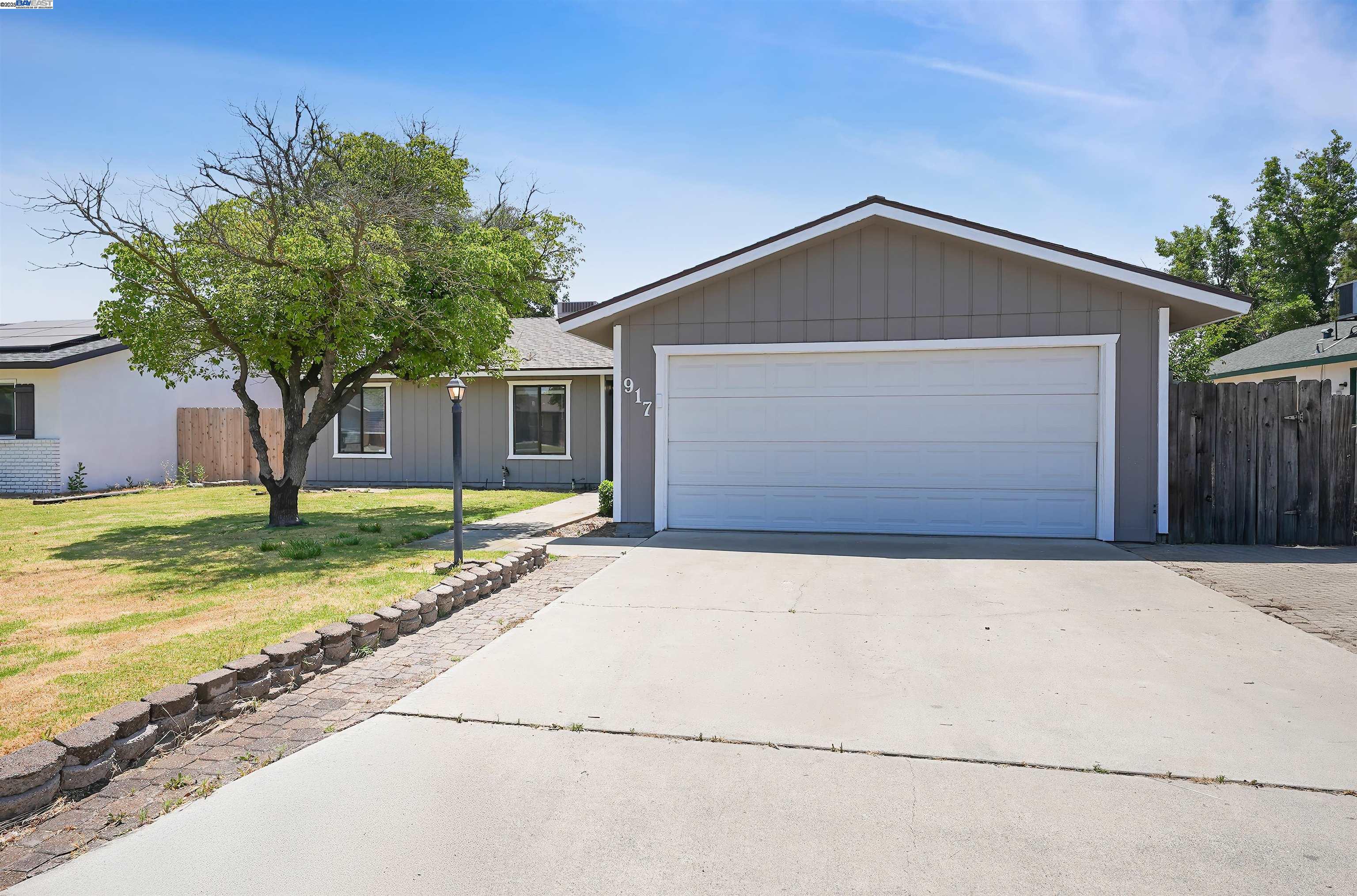 Detail Gallery Image 3 of 32 For 917 Moffat Dr, Hanford,  CA 93230 - 3 Beds | 2 Baths