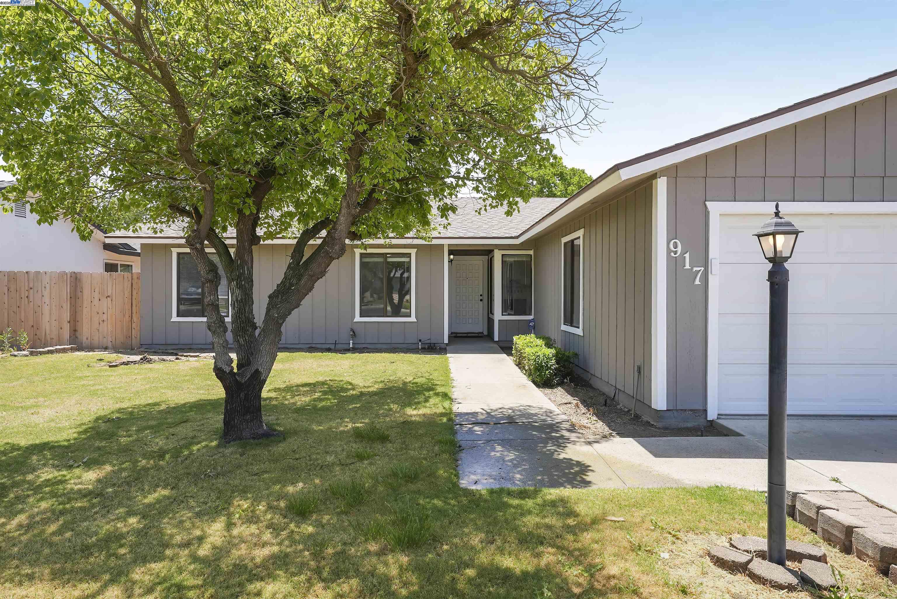Detail Gallery Image 4 of 32 For 917 Moffat Dr, Hanford,  CA 93230 - 3 Beds | 2 Baths