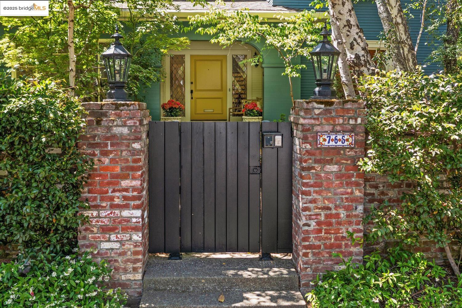 Detail Gallery Image 2 of 60 For 765 University Ave, Palo Alto,  CA 94301 - 3 Beds | 3/1 Baths