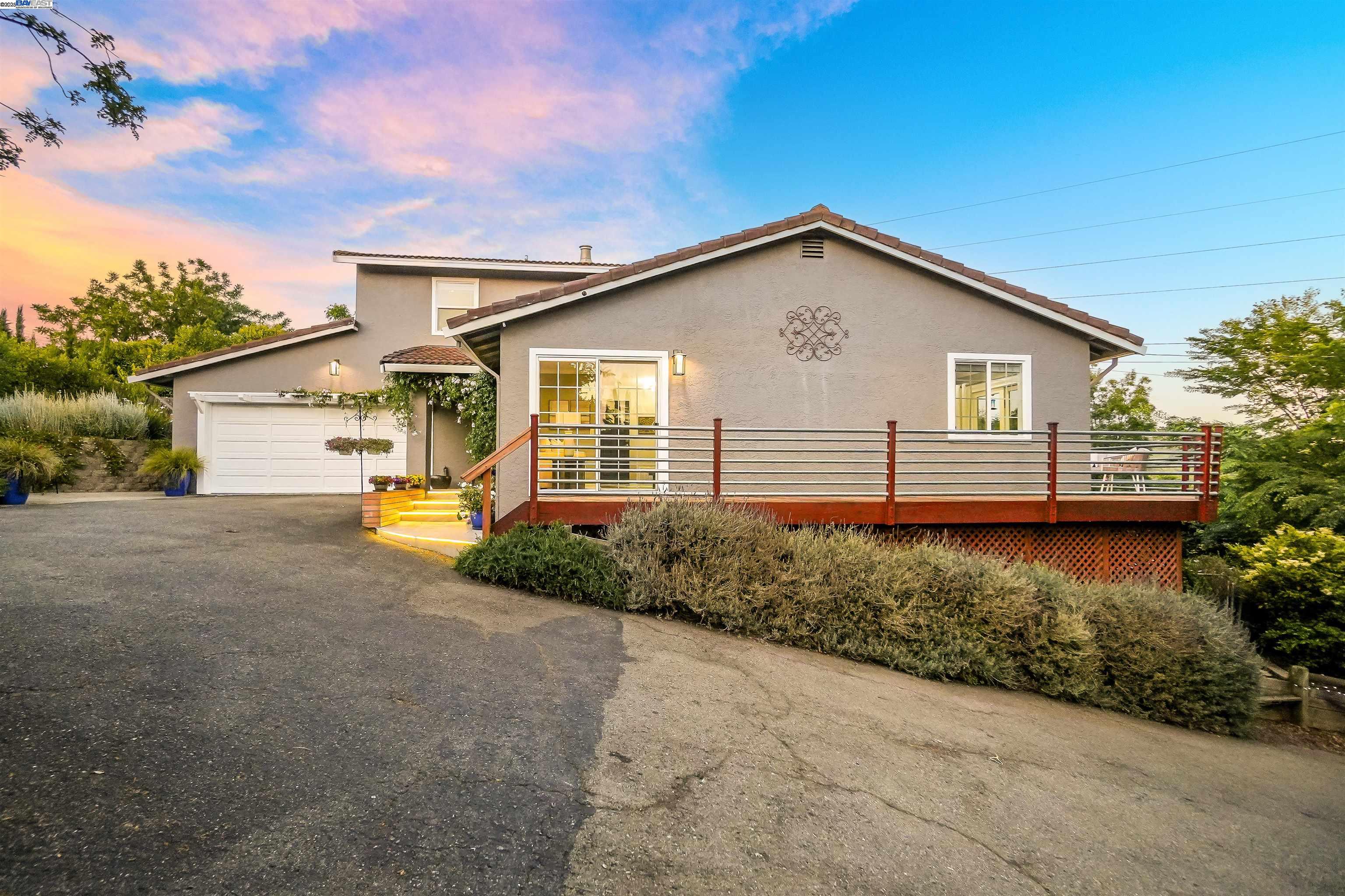 Detail Gallery Image 2 of 52 For 24948 Campus Dr, Hayward,  CA 94542 - 4 Beds | 3 Baths