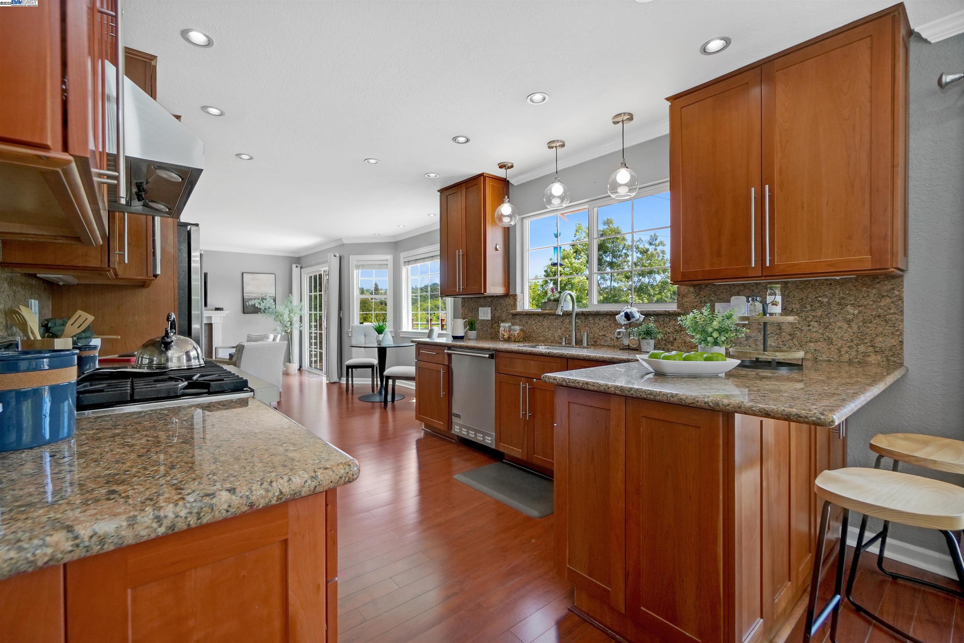 Detail Gallery Image 14 of 52 For 24948 Campus Dr, Hayward,  CA 94542 - 4 Beds | 3 Baths