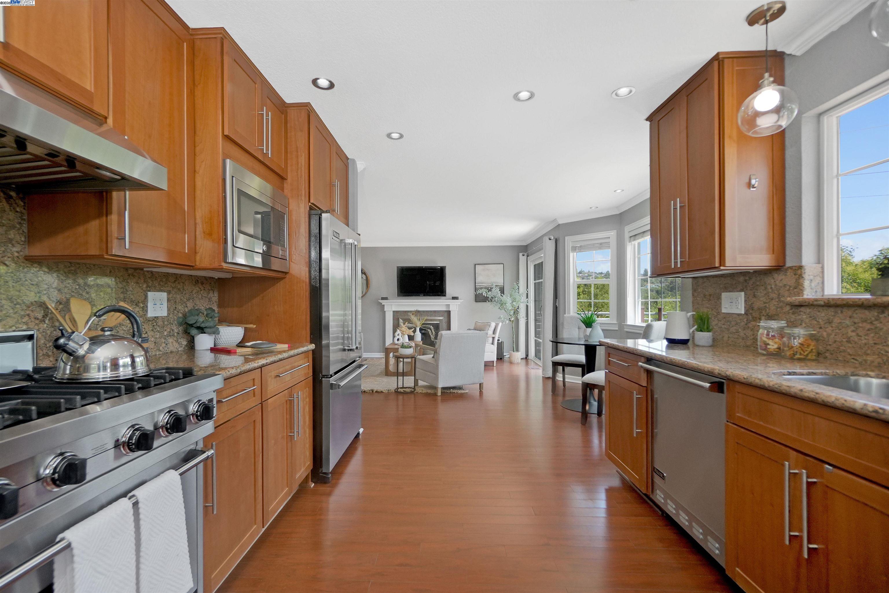 Detail Gallery Image 15 of 52 For 24948 Campus Dr, Hayward,  CA 94542 - 4 Beds | 3 Baths