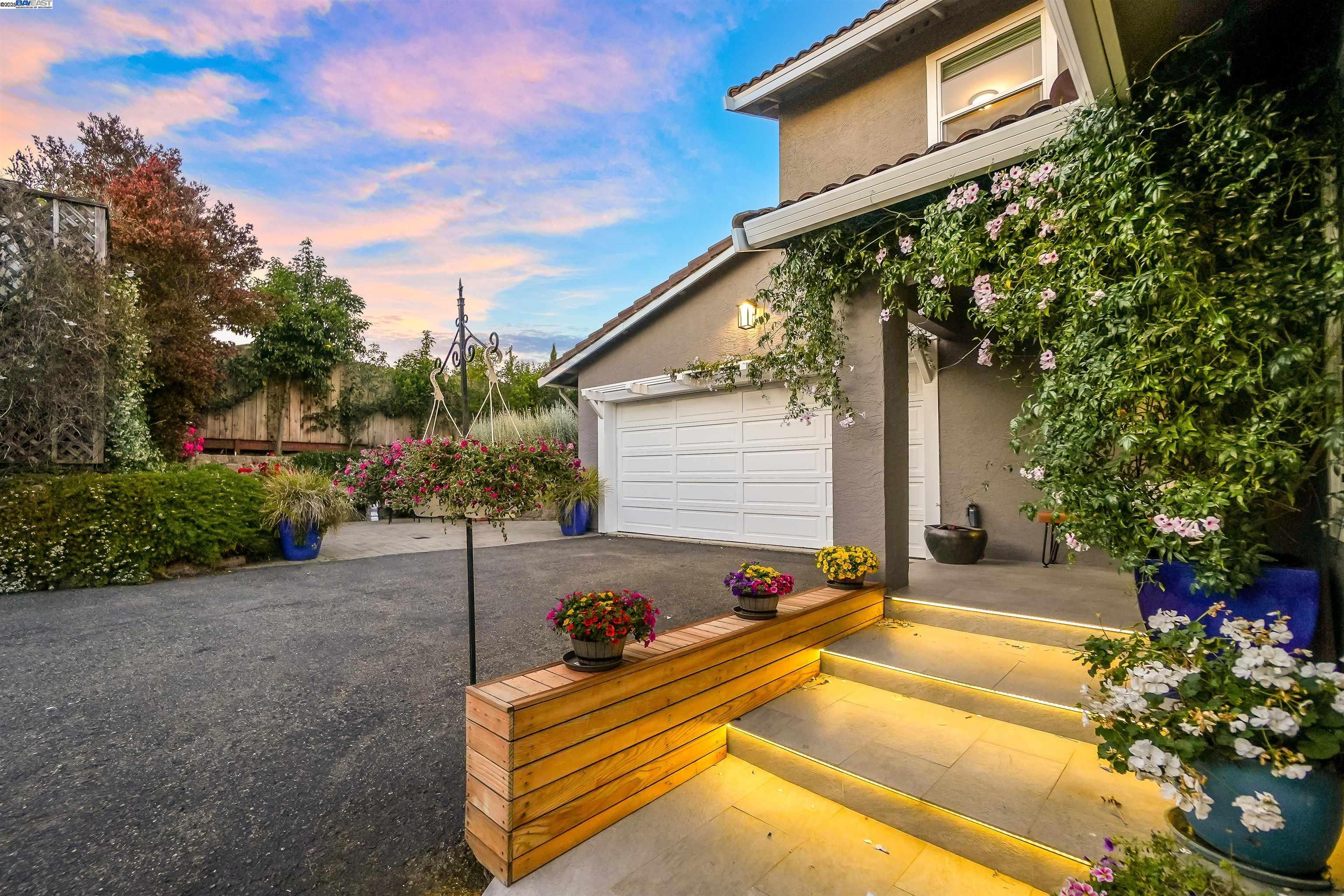 Detail Gallery Image 3 of 52 For 24948 Campus Dr, Hayward,  CA 94542 - 4 Beds | 3 Baths