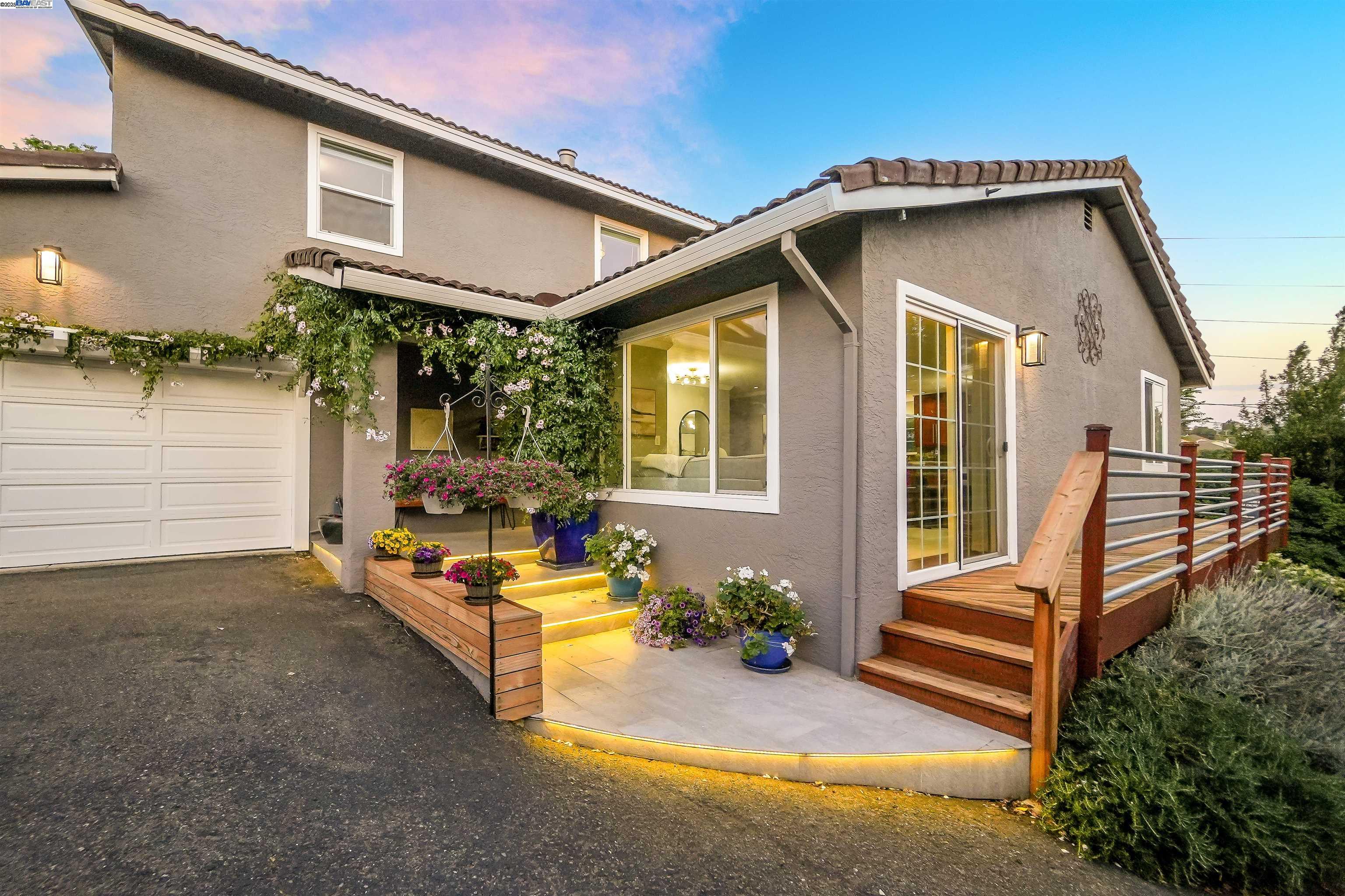 Detail Gallery Image 4 of 52 For 24948 Campus Dr, Hayward,  CA 94542 - 4 Beds | 3 Baths