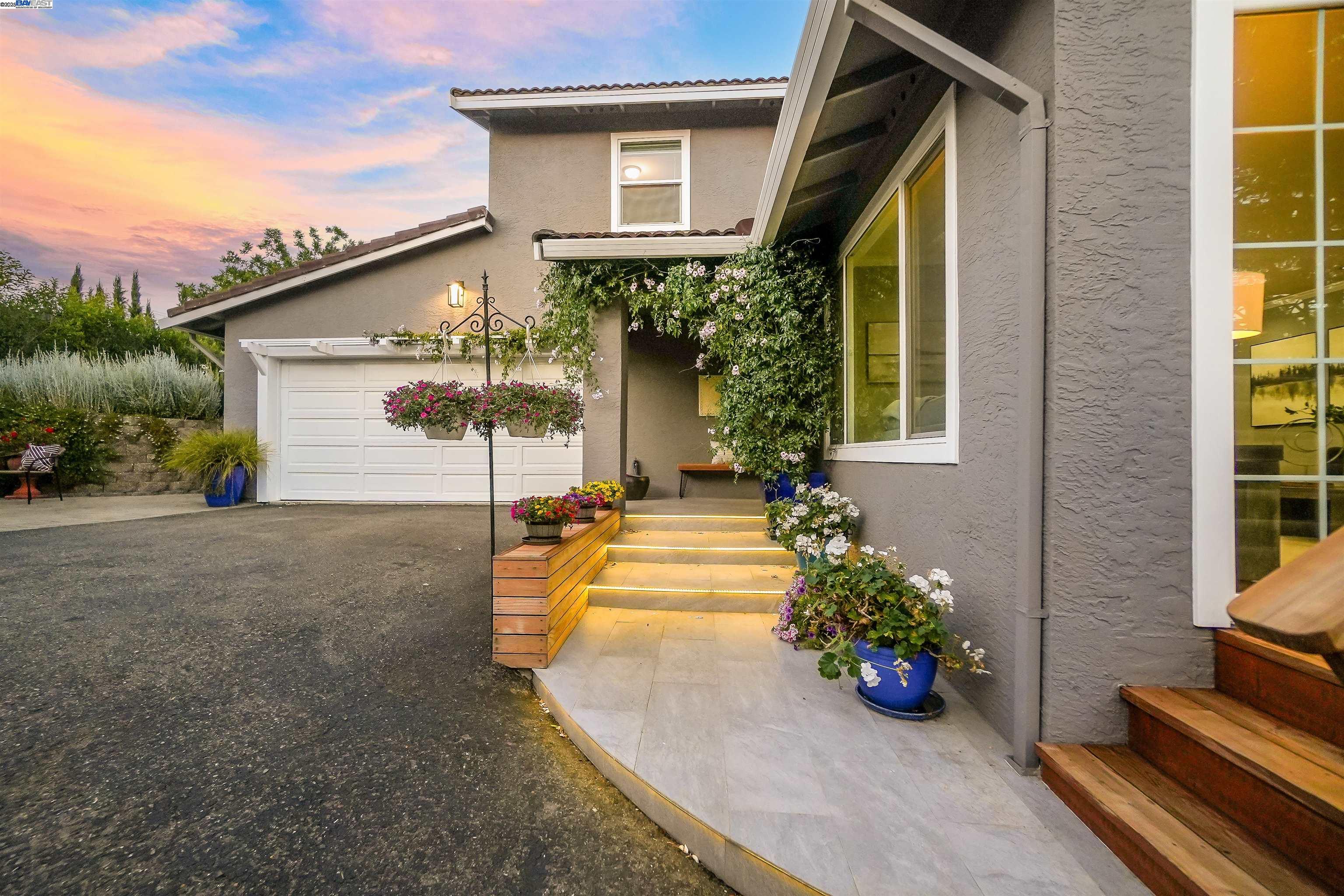Detail Gallery Image 5 of 52 For 24948 Campus Dr, Hayward,  CA 94542 - 4 Beds | 3 Baths