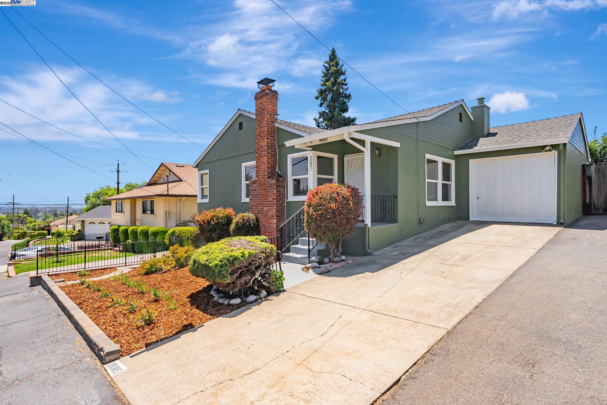Detail Gallery Image 1 of 1 For 19085 Madison Ave, Castro Valley,  CA 94546 - 3 Beds | 1 Baths