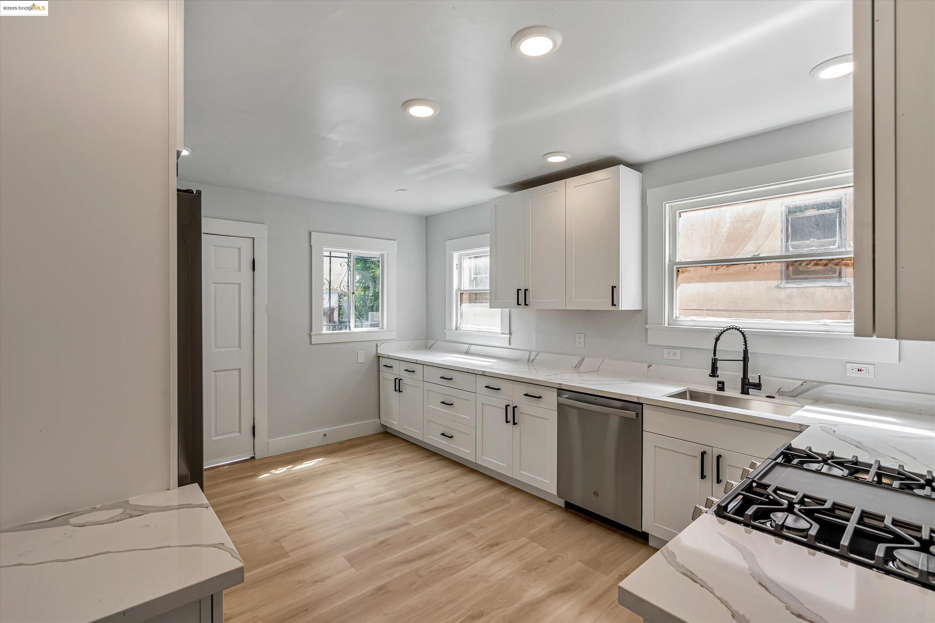 865 40th, Oakland, California 94608, 2 Bedrooms Bedrooms, 4 Rooms Rooms,1 BathroomBathrooms,Residential Lease,For Rent,865 40th,41099971