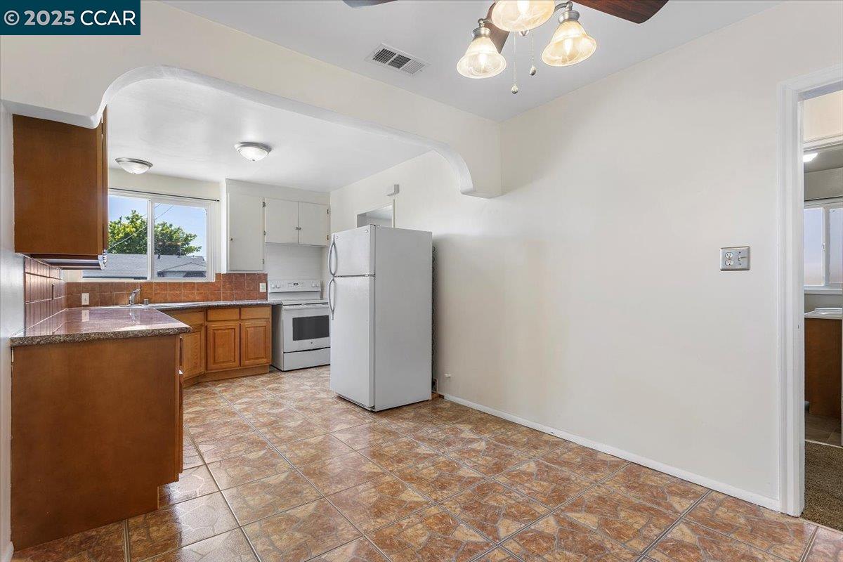 Detail Gallery Image 12 of 28 For 1445 152nd Ave, San Leandro,  CA 94578 - 2 Beds | 1 Baths