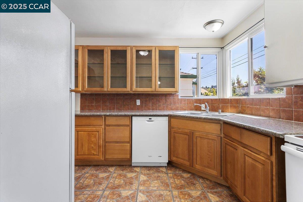 Detail Gallery Image 8 of 28 For 1445 152nd Ave, San Leandro,  CA 94578 - 2 Beds | 1 Baths