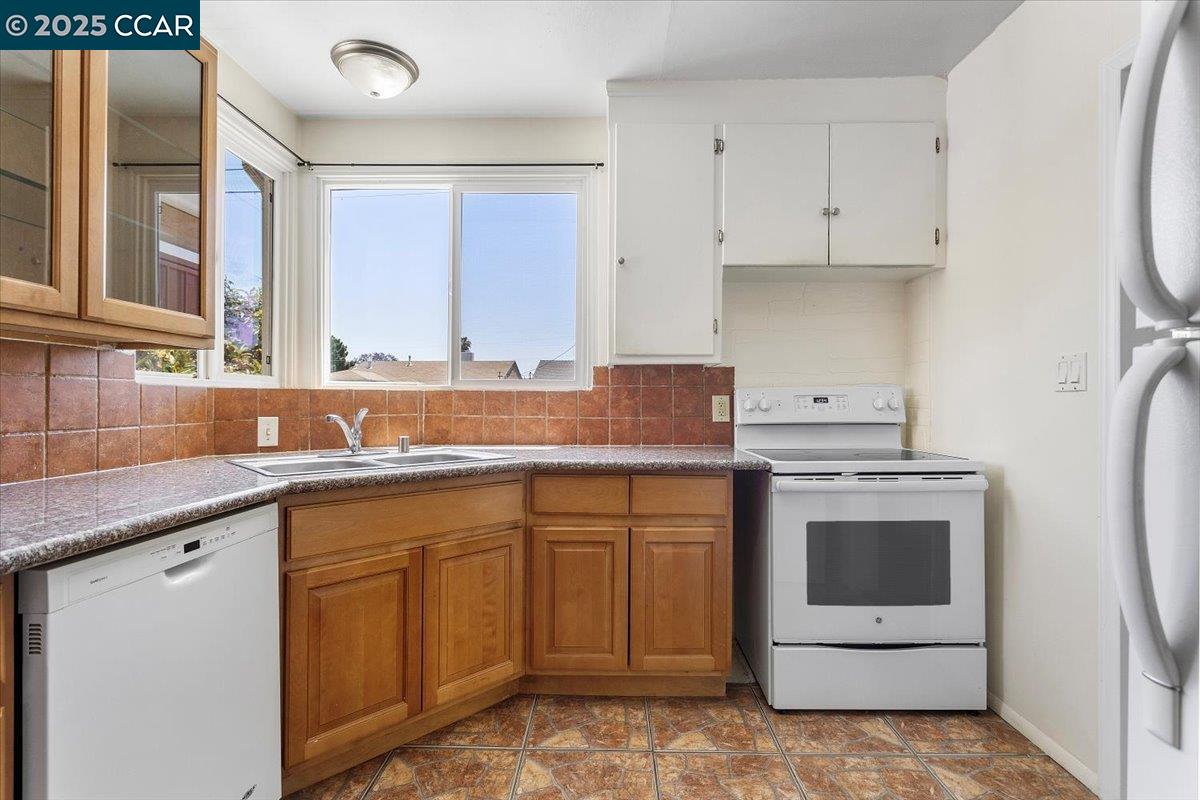 Detail Gallery Image 9 of 28 For 1445 152nd Ave, San Leandro,  CA 94578 - 2 Beds | 1 Baths