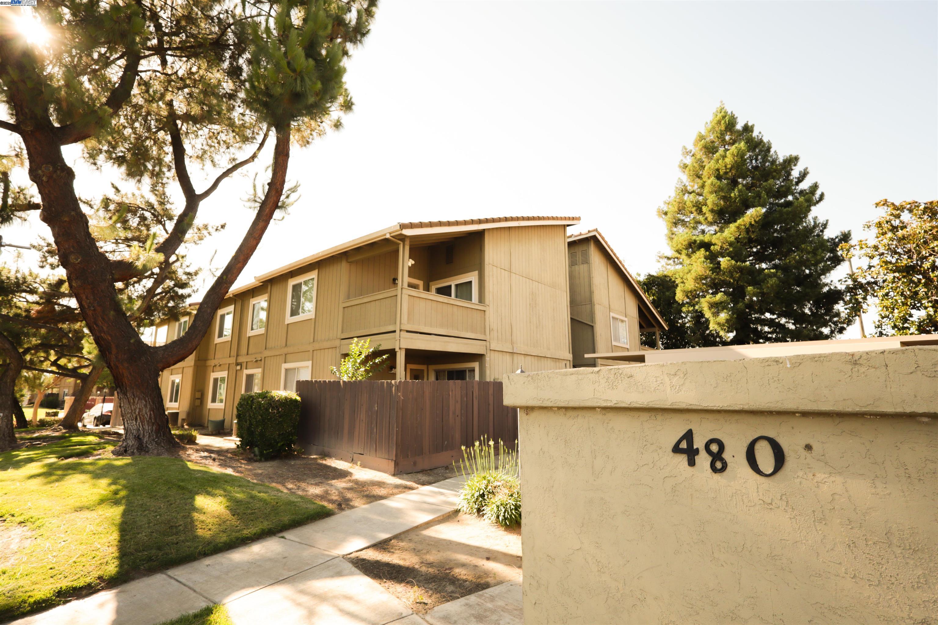 Detail Gallery Image 1 of 11 For 480 Cherry Ln #E,  Manteca,  CA 95337 - 2 Beds | 1 Baths