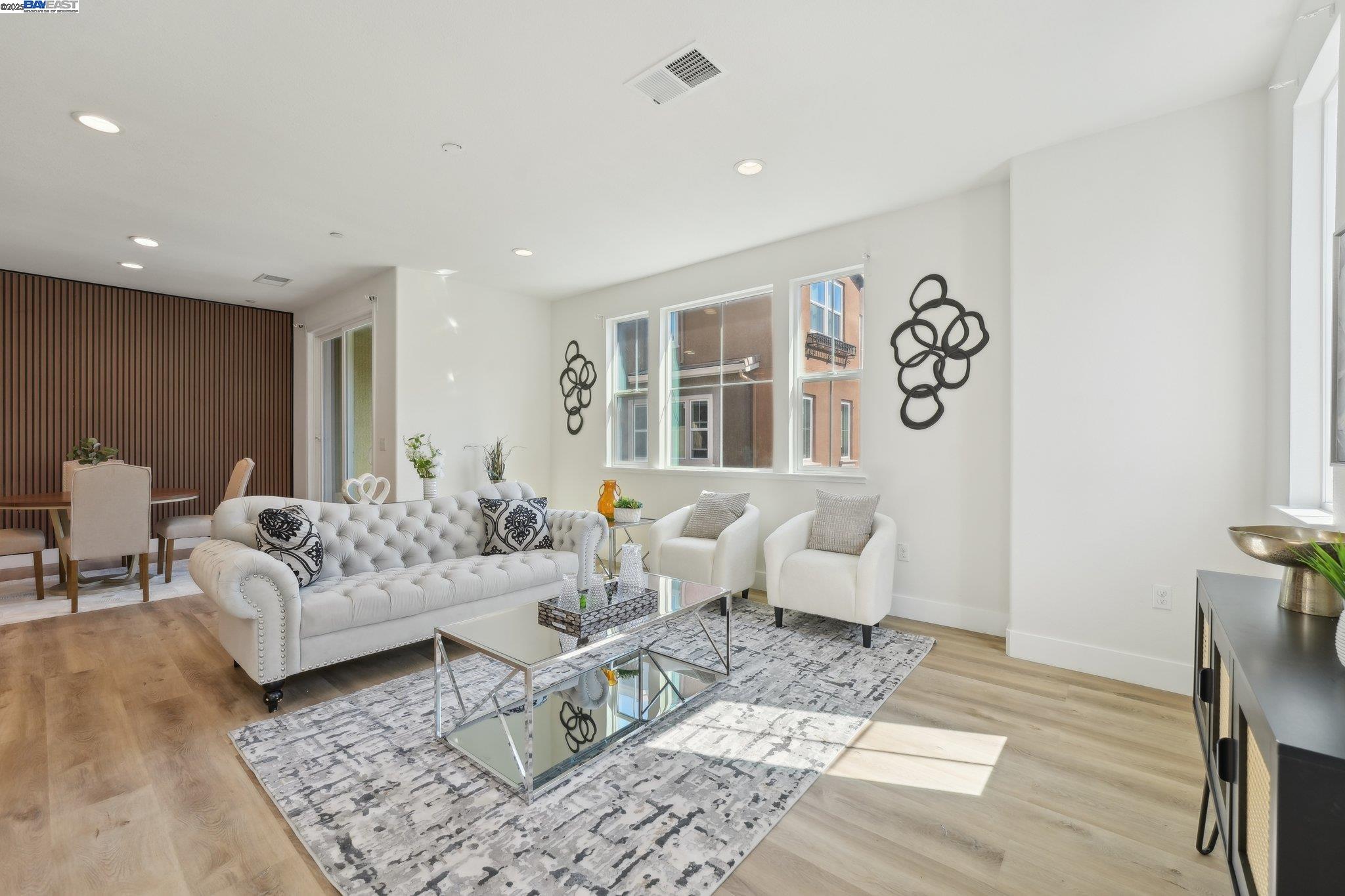 Photo #2: 41100030 Listing 