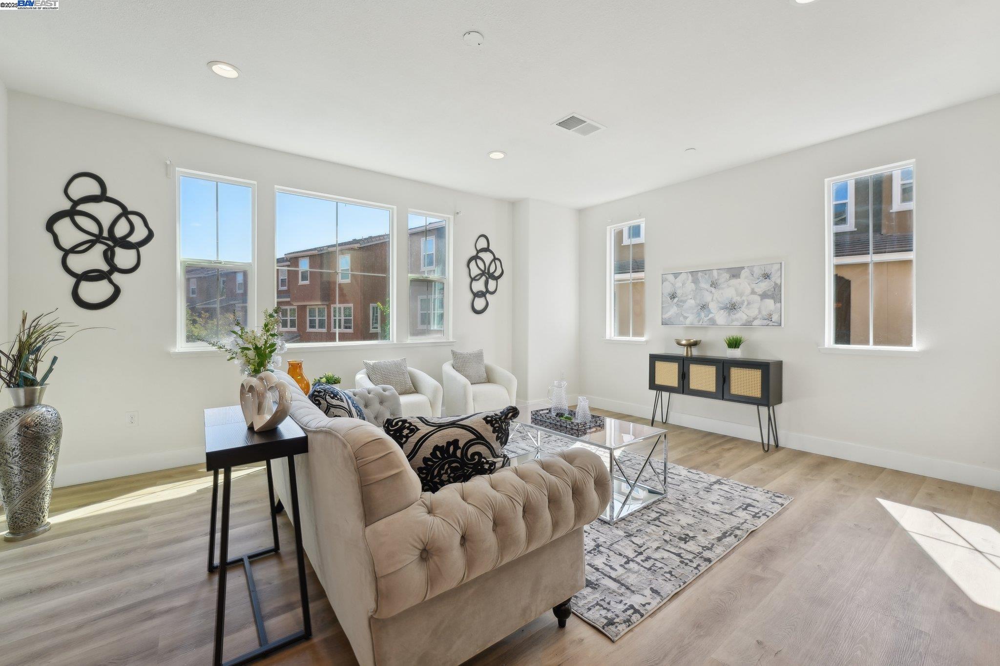 Photo #3: 41100030 Listing 