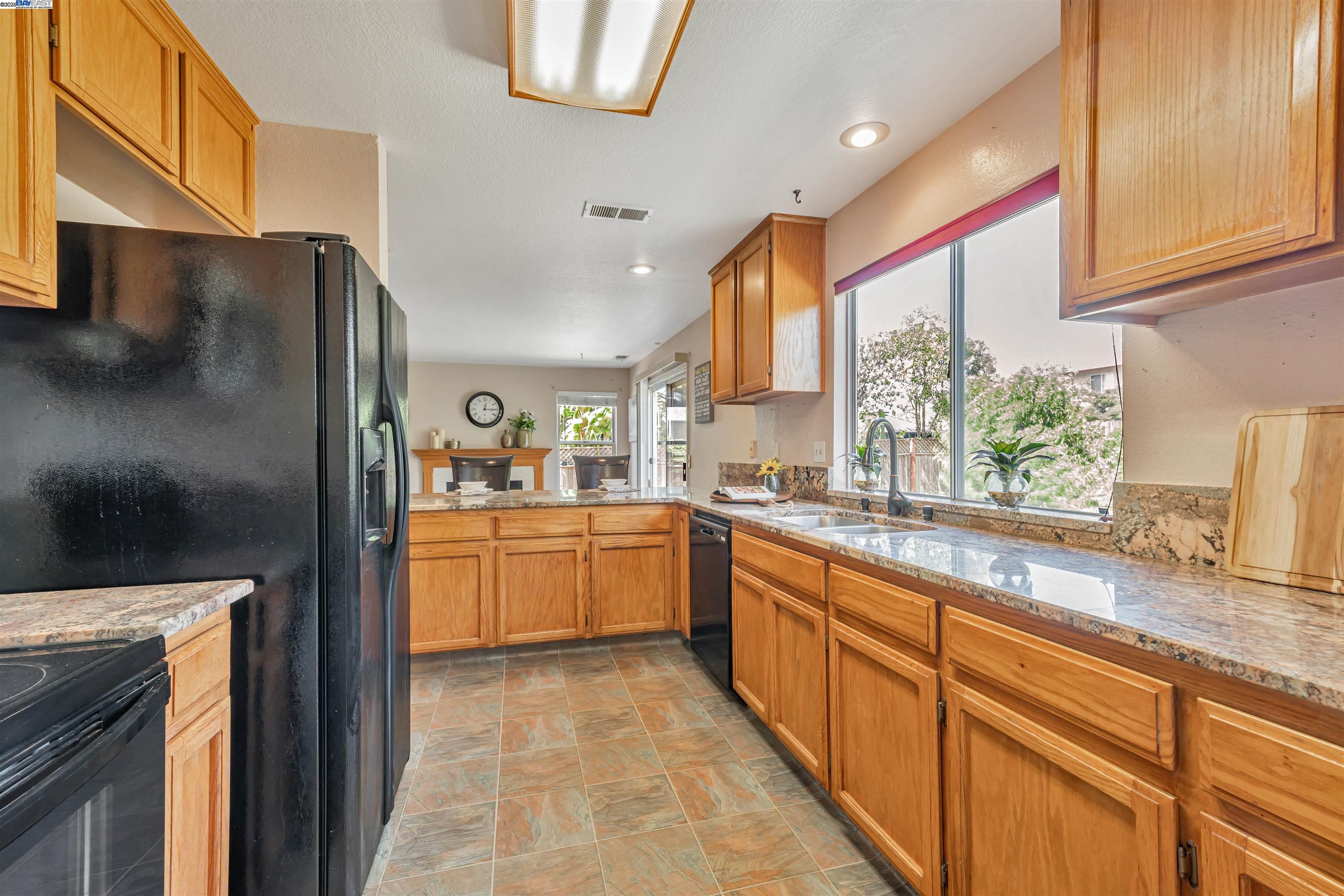 Detail Gallery Image 18 of 38 For 15150 Hollyhock Ct, Lathrop,  CA 95330 - 4 Beds | 2/1 Baths