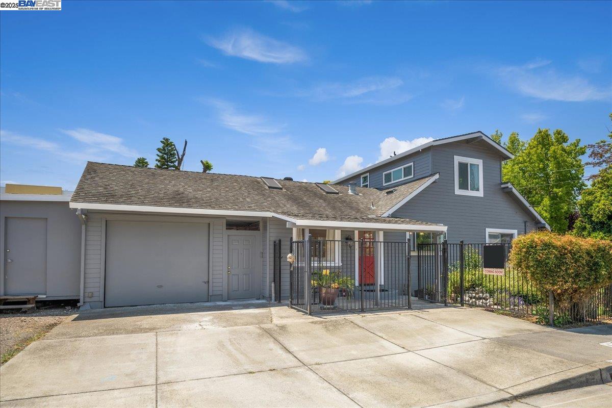 Detail Gallery Image 2 of 21 For 25024 Eden Ave, Hayward,  CA 94545 - 4 Beds | 2 Baths