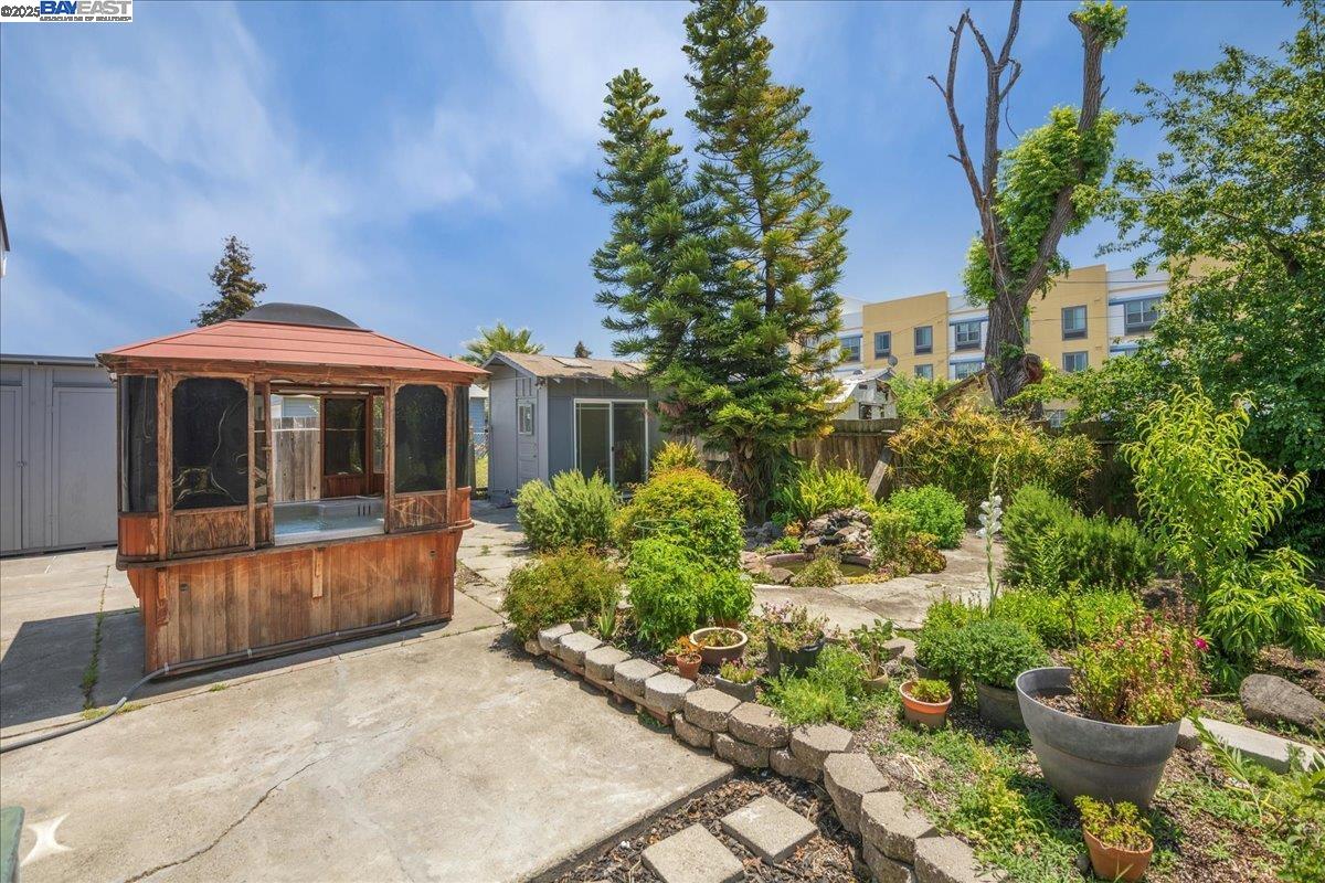 Detail Gallery Image 15 of 21 For 25024 Eden Ave, Hayward,  CA 94545 - 4 Beds | 2 Baths
