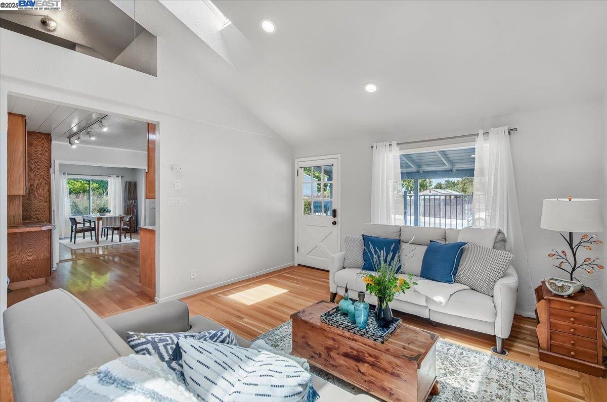 Detail Gallery Image 5 of 21 For 25024 Eden Ave, Hayward,  CA 94545 - 4 Beds | 2 Baths