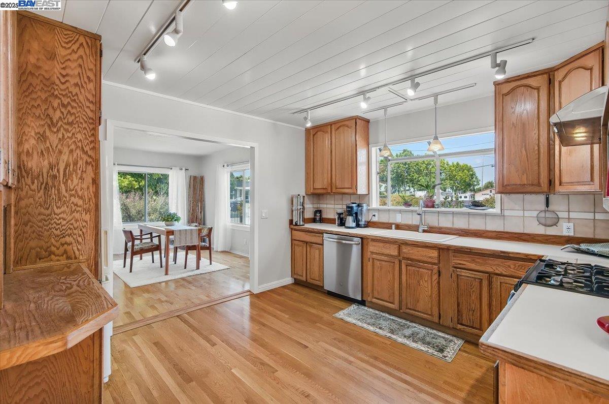 Detail Gallery Image 6 of 21 For 25024 Eden Ave, Hayward,  CA 94545 - 4 Beds | 2 Baths