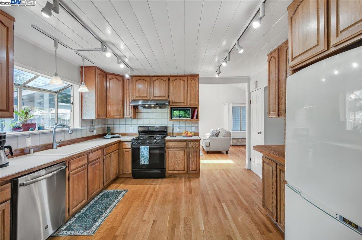 Detail Gallery Image 7 of 21 For 25024 Eden Ave, Hayward,  CA 94545 - 4 Beds | 2 Baths