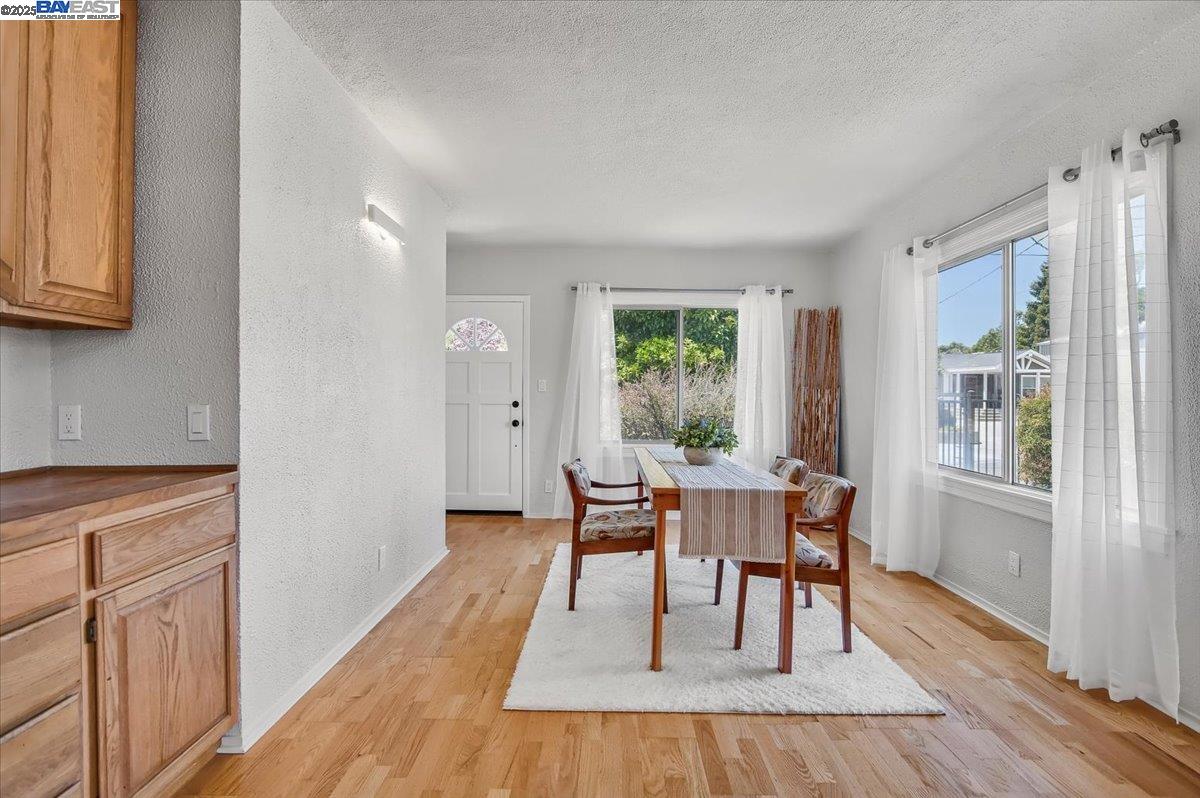 Detail Gallery Image 8 of 21 For 25024 Eden Ave, Hayward,  CA 94545 - 4 Beds | 2 Baths