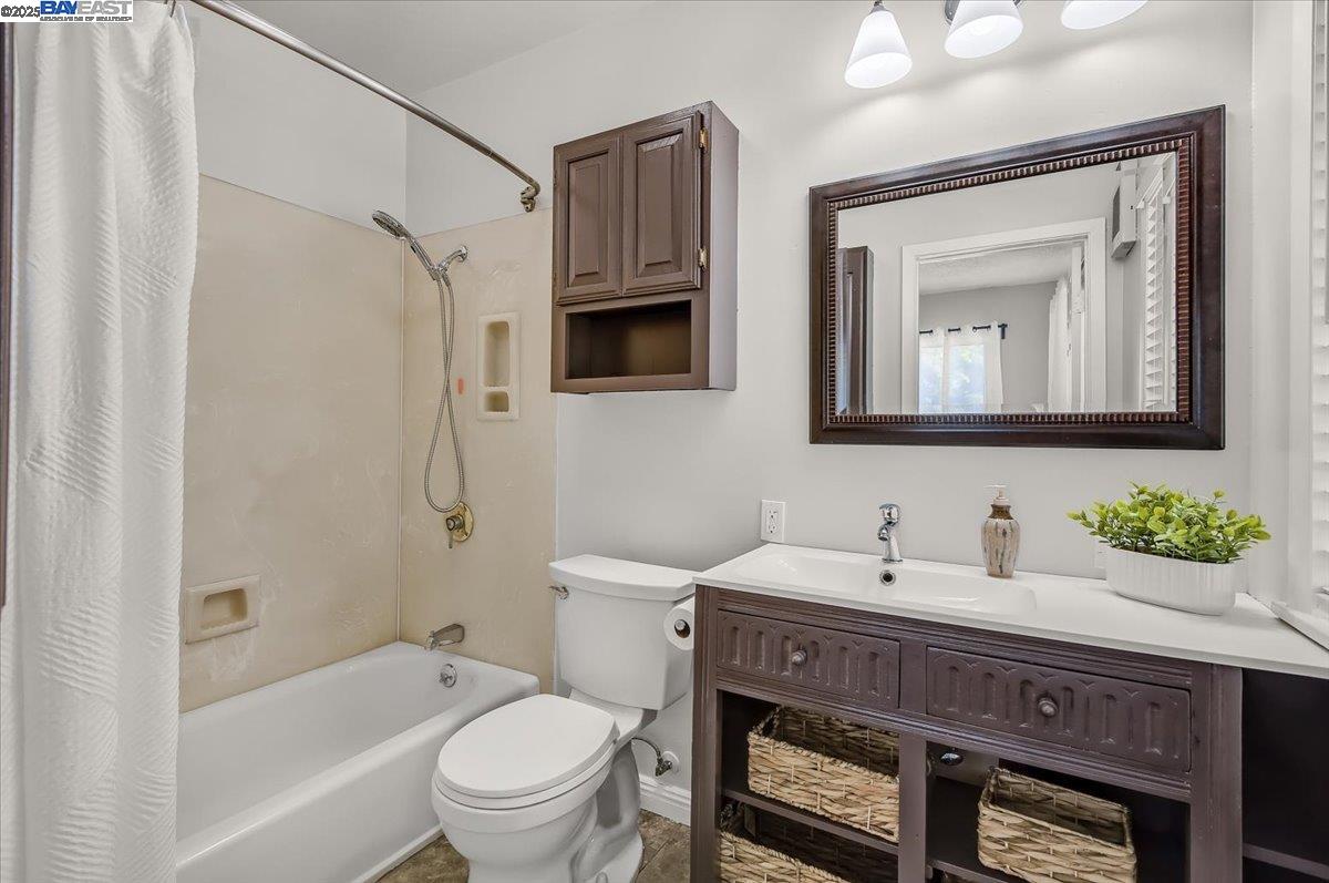 Detail Gallery Image 10 of 21 For 25024 Eden Ave, Hayward,  CA 94545 - 4 Beds | 2 Baths