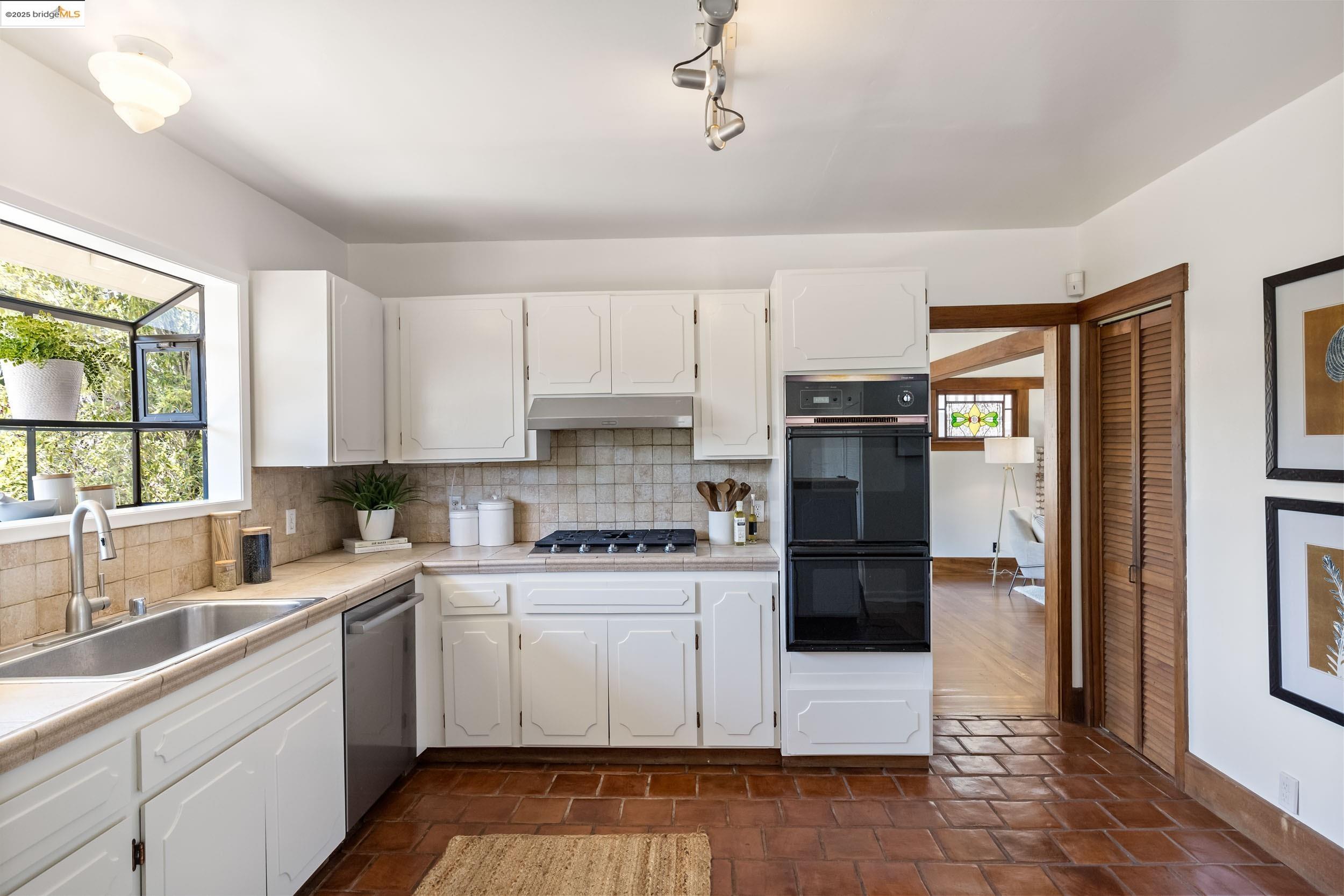 Detail Gallery Image 11 of 50 For 769 Santa Ray Ave, Oakland,  CA 94610 - 3 Beds | 3 Baths